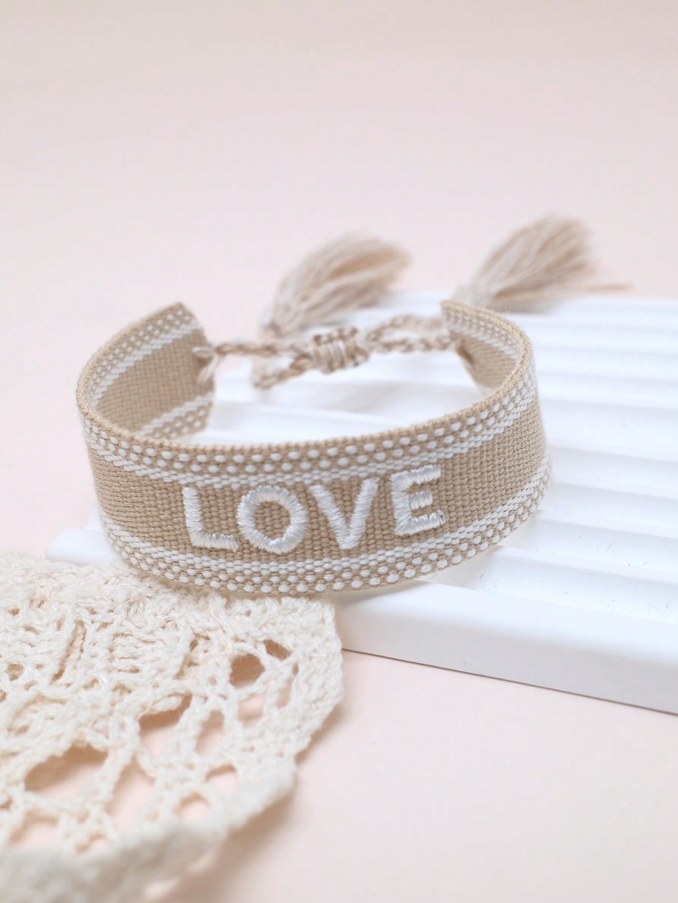 Bracelet cordelette avec pendentif lettre brodé