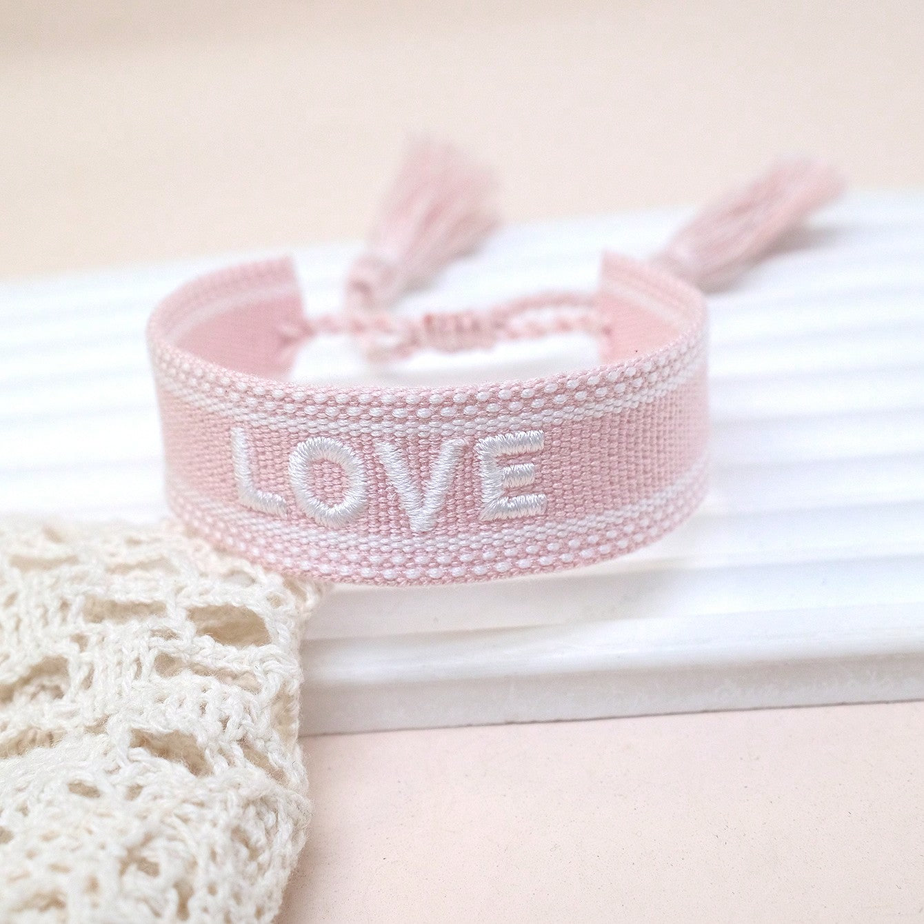 Bracelet tressé franges lettre d'amour brodée