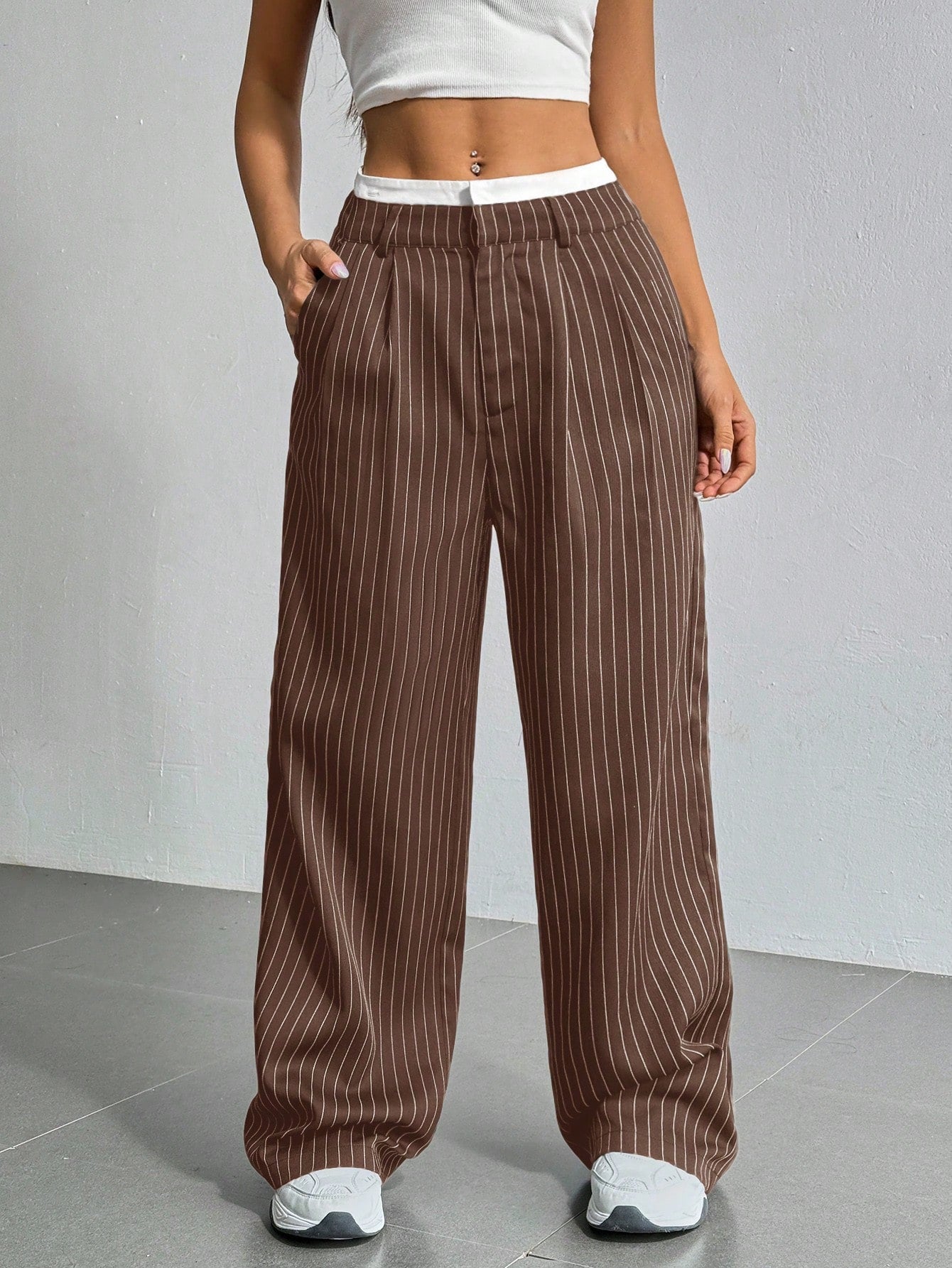 Pantalon costume large à ceinture rayée