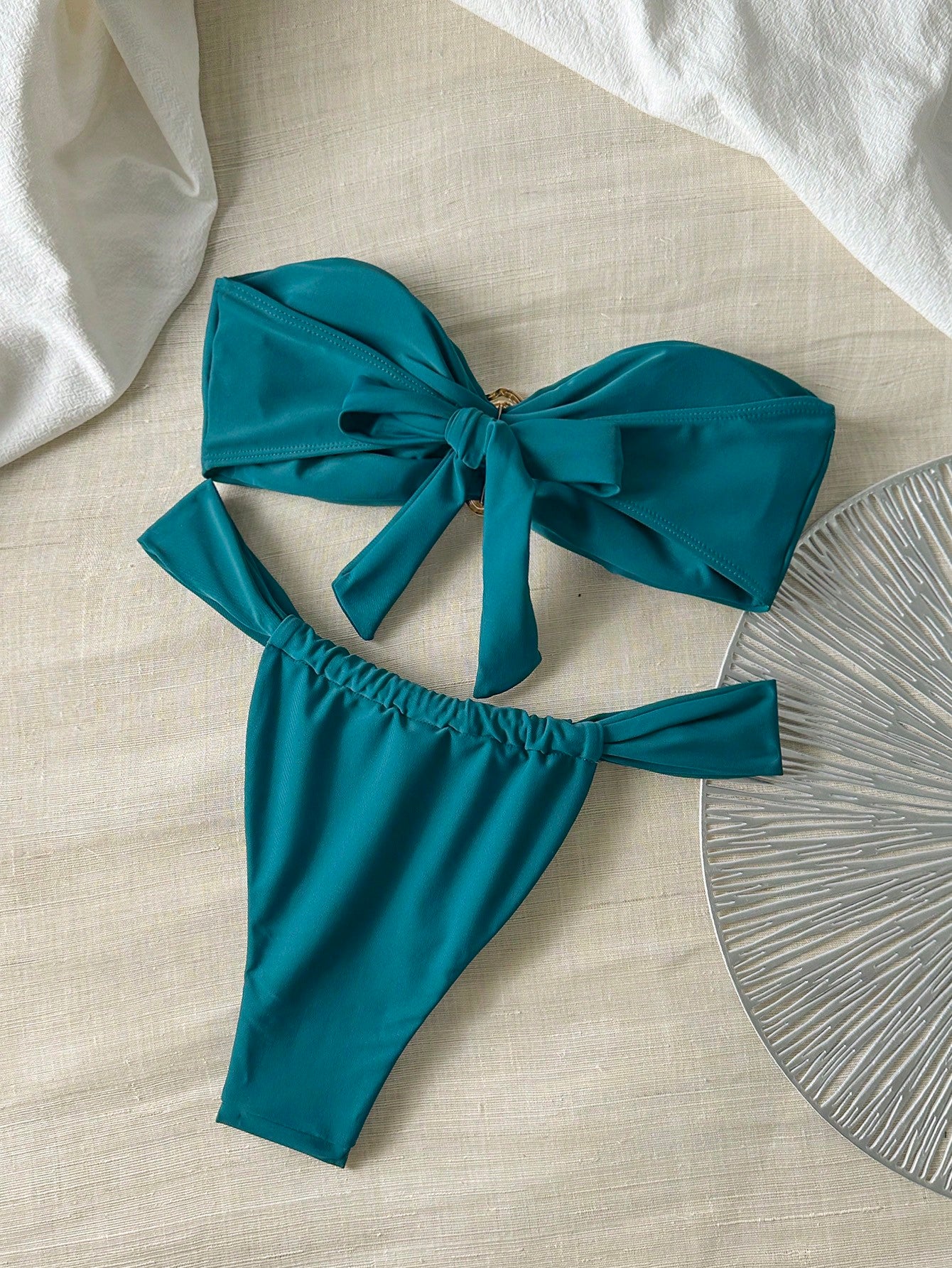 Bikini bandeau unicolore avec décoration métallique
