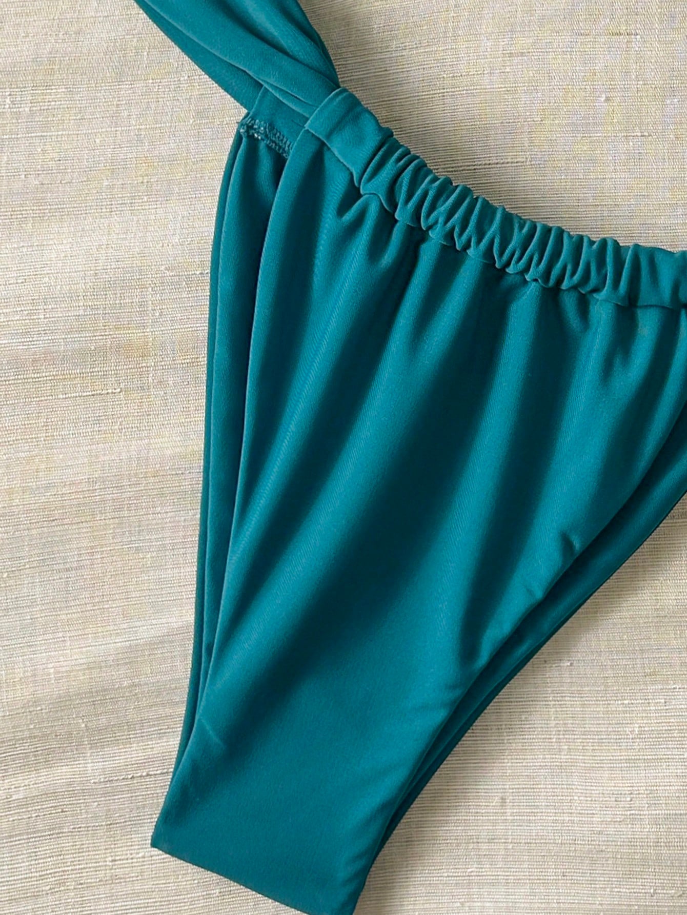 Bikini bandeau unicolore avec décoration métallique