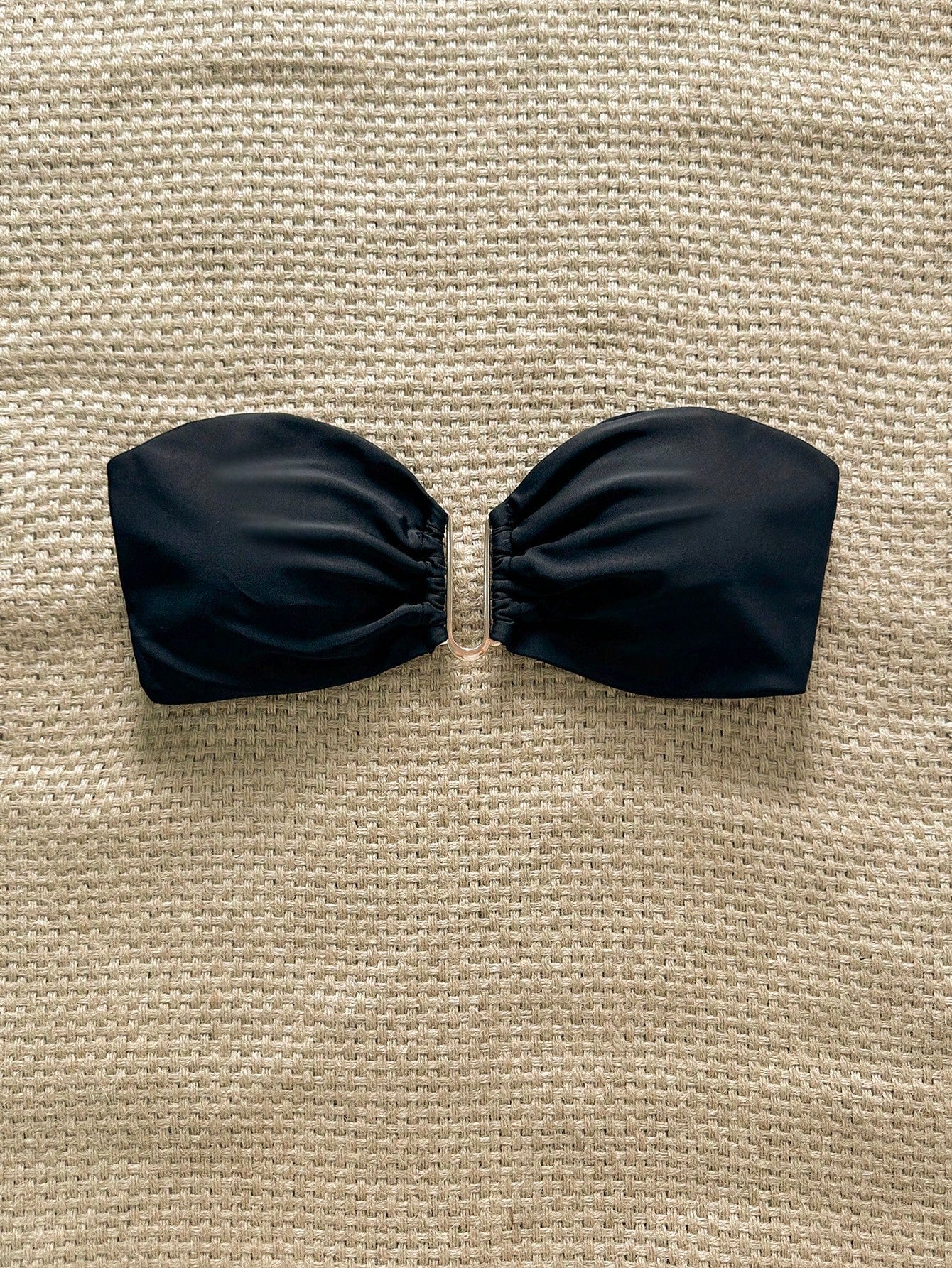 Top de bikini bandeau unie avec décoration métal