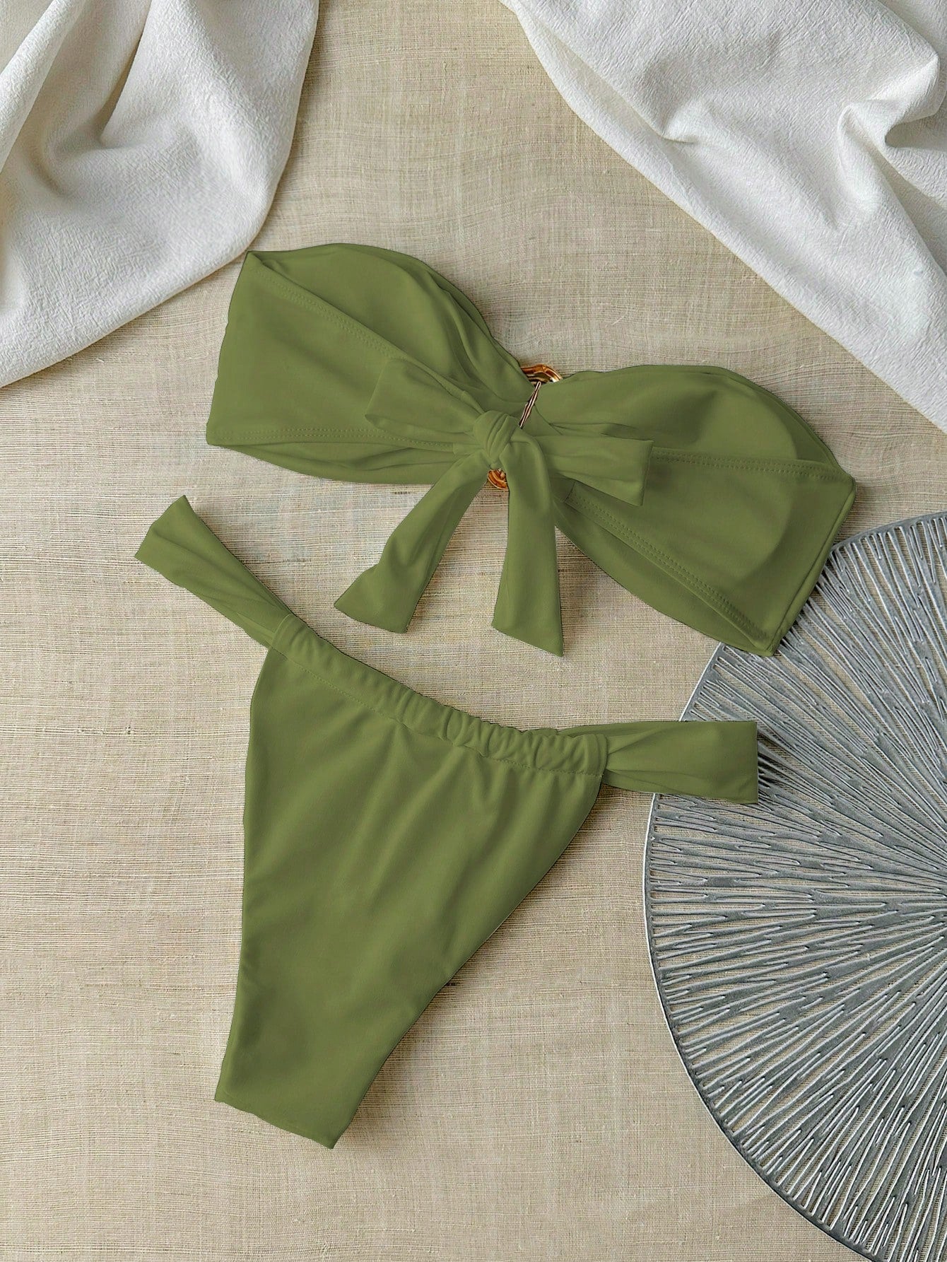 Bikini bandeau tanga femme couleur unie avec déco métallique