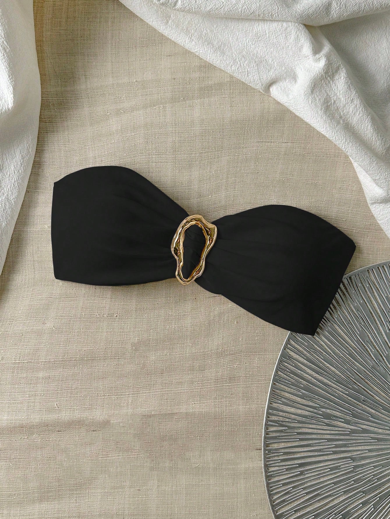 Top de bikini ras-du-cou avec décoration métallique