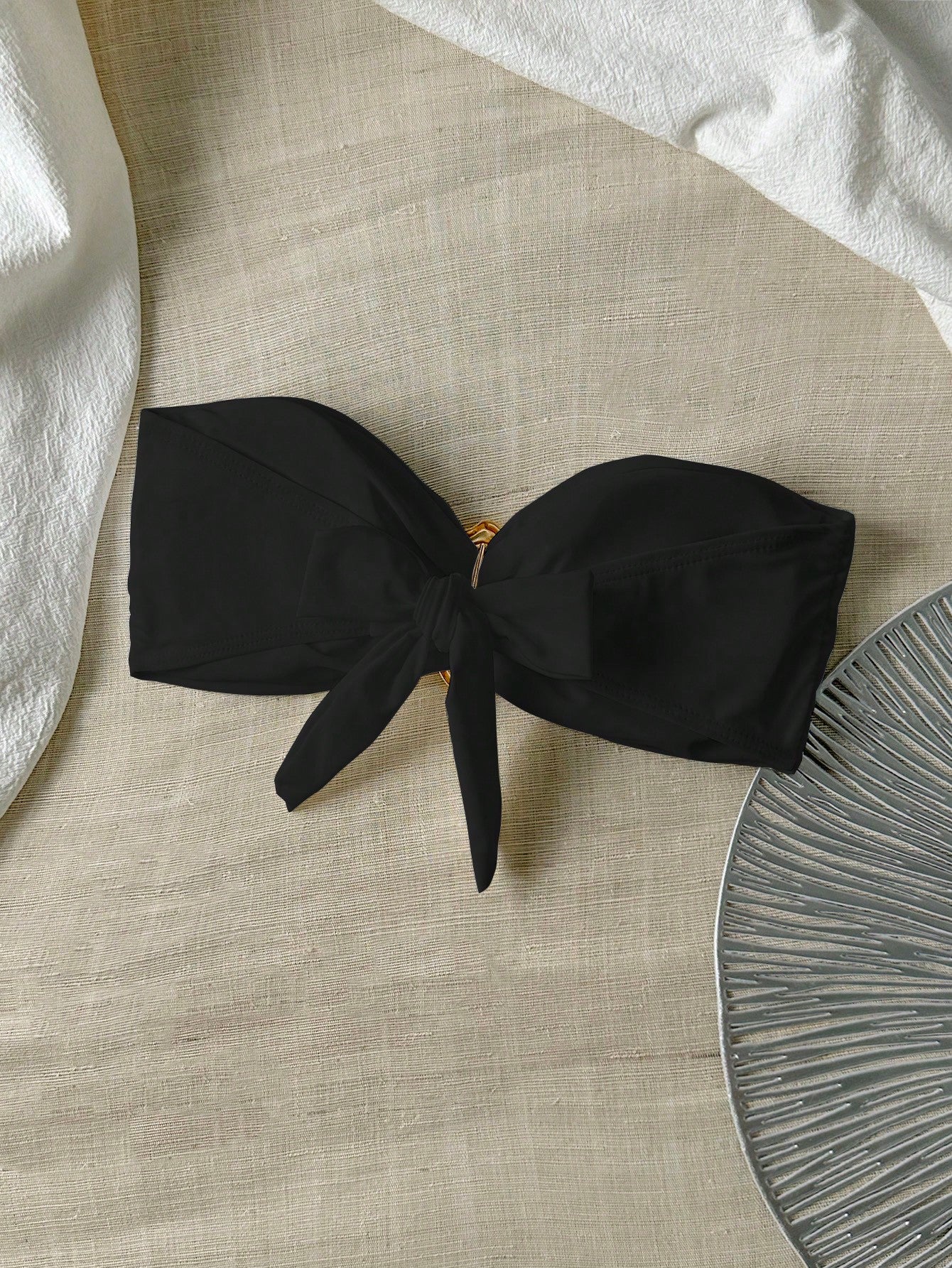 Top de bikini ras-du-cou avec décoration métallique