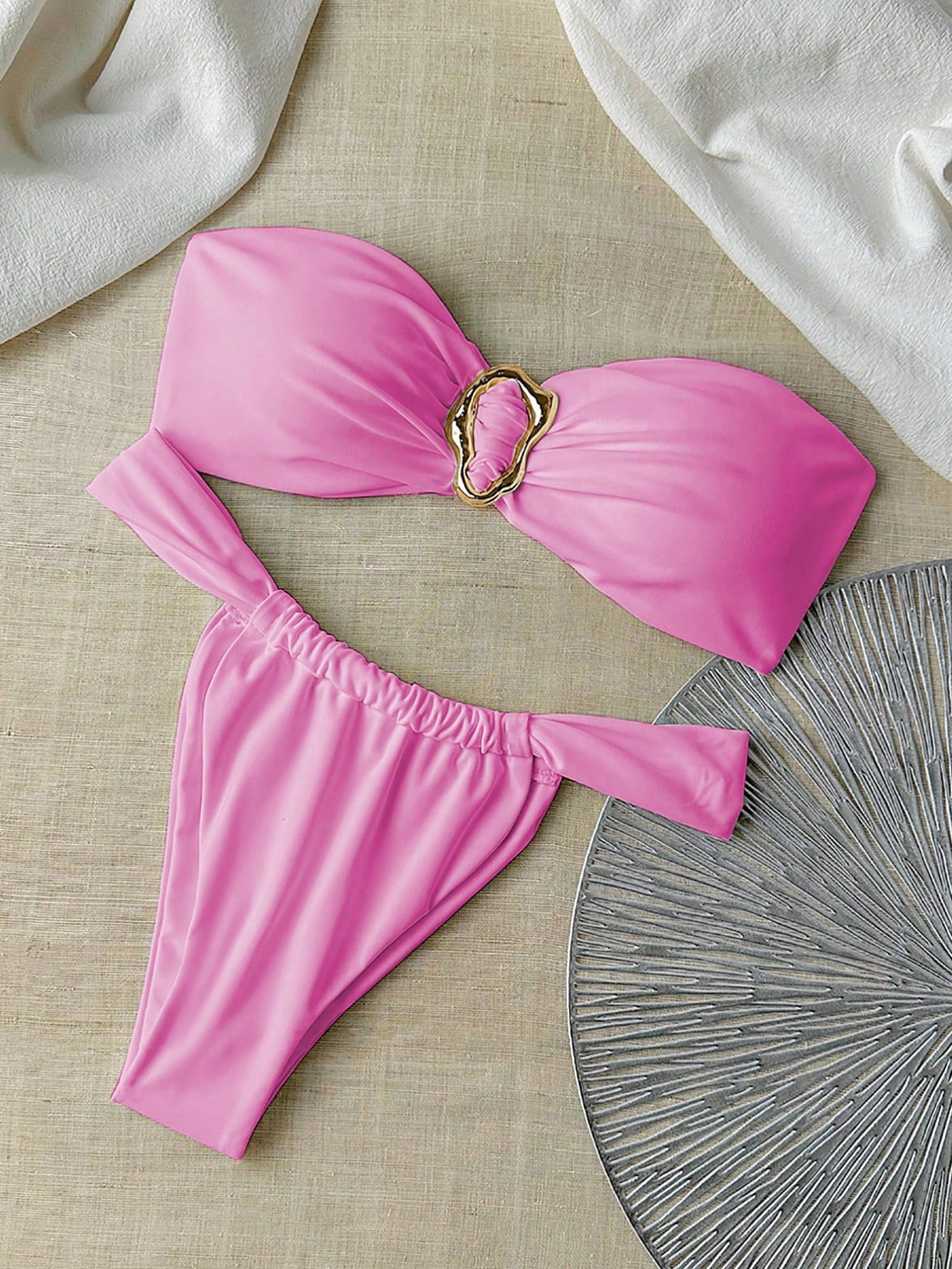 Bikini bandeau et string unie avec décoration métallique