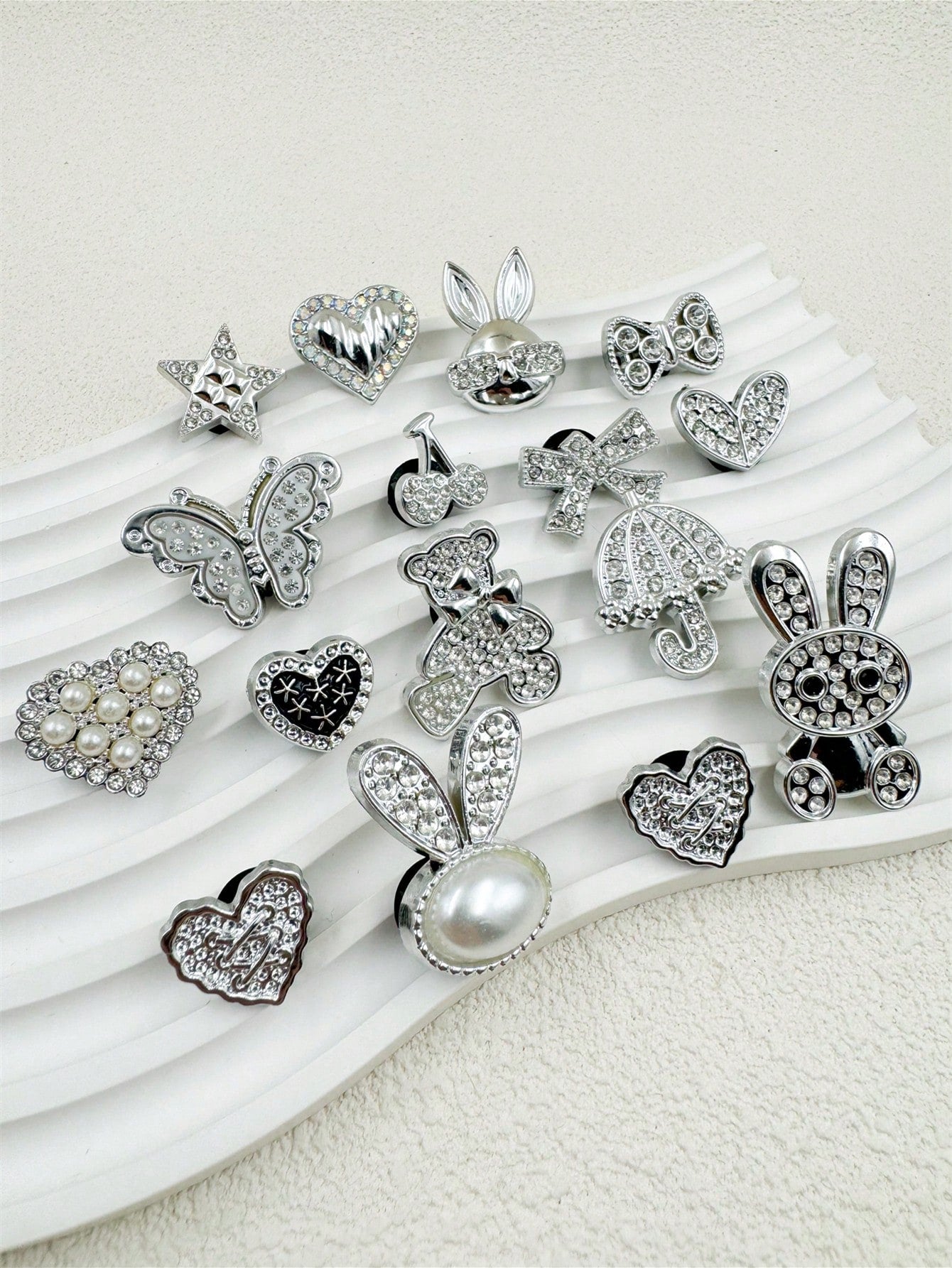 16 Charms Résine pour Chaussures - Cœurs, Papillons, Perles
