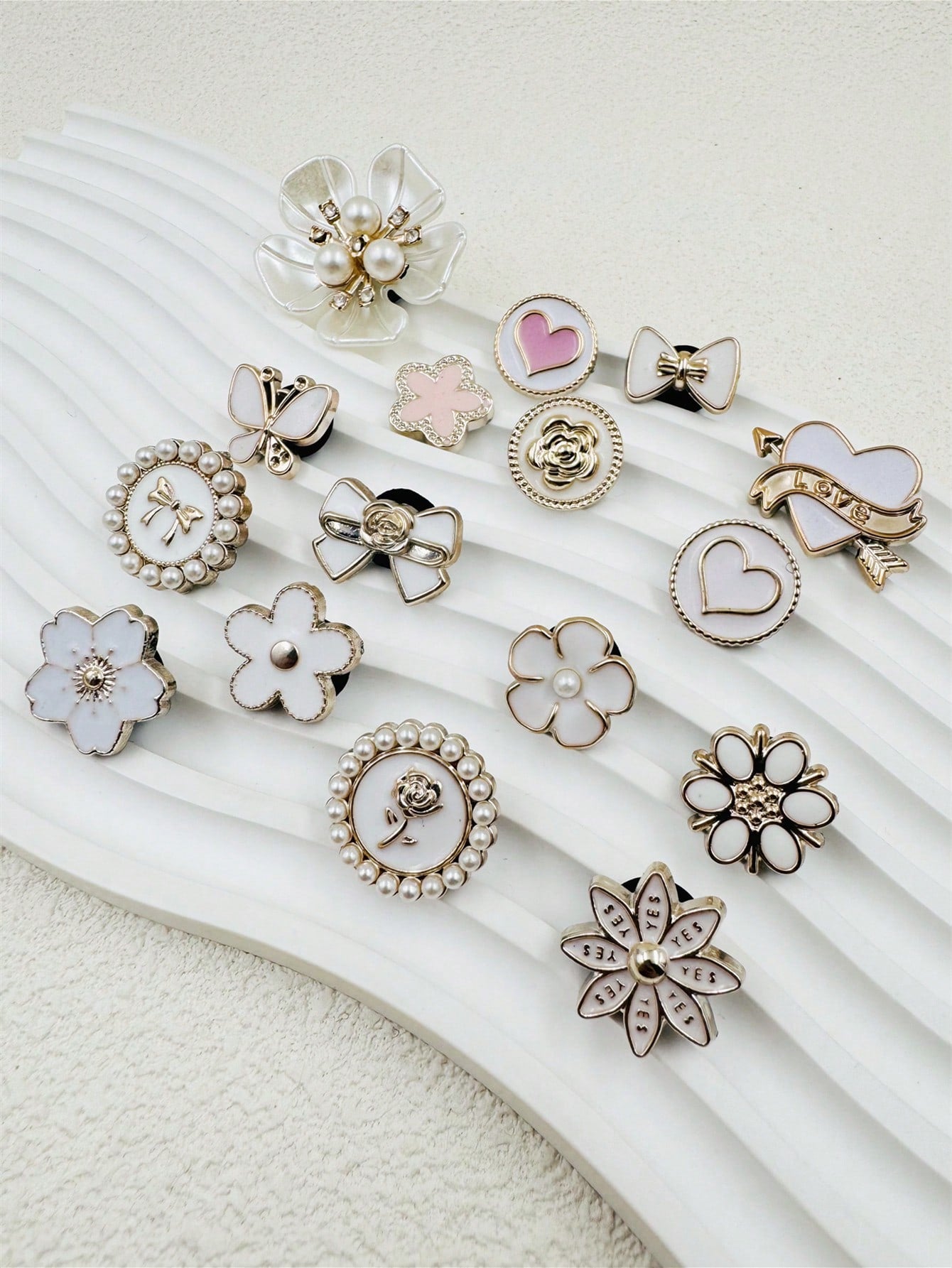 16 Perles Décoratives Résine pour Chaussures - Cœurs et Papillons