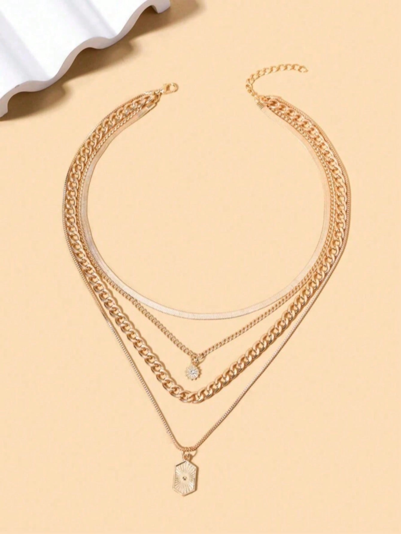 Collier multicouche femme avec pendentif losange strass