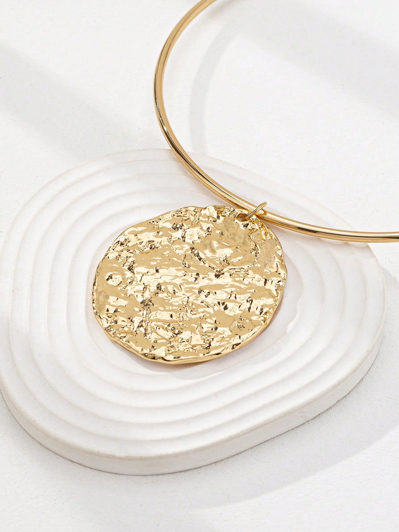 Collier ras-de-cou médaillon ovale doré pour femmes