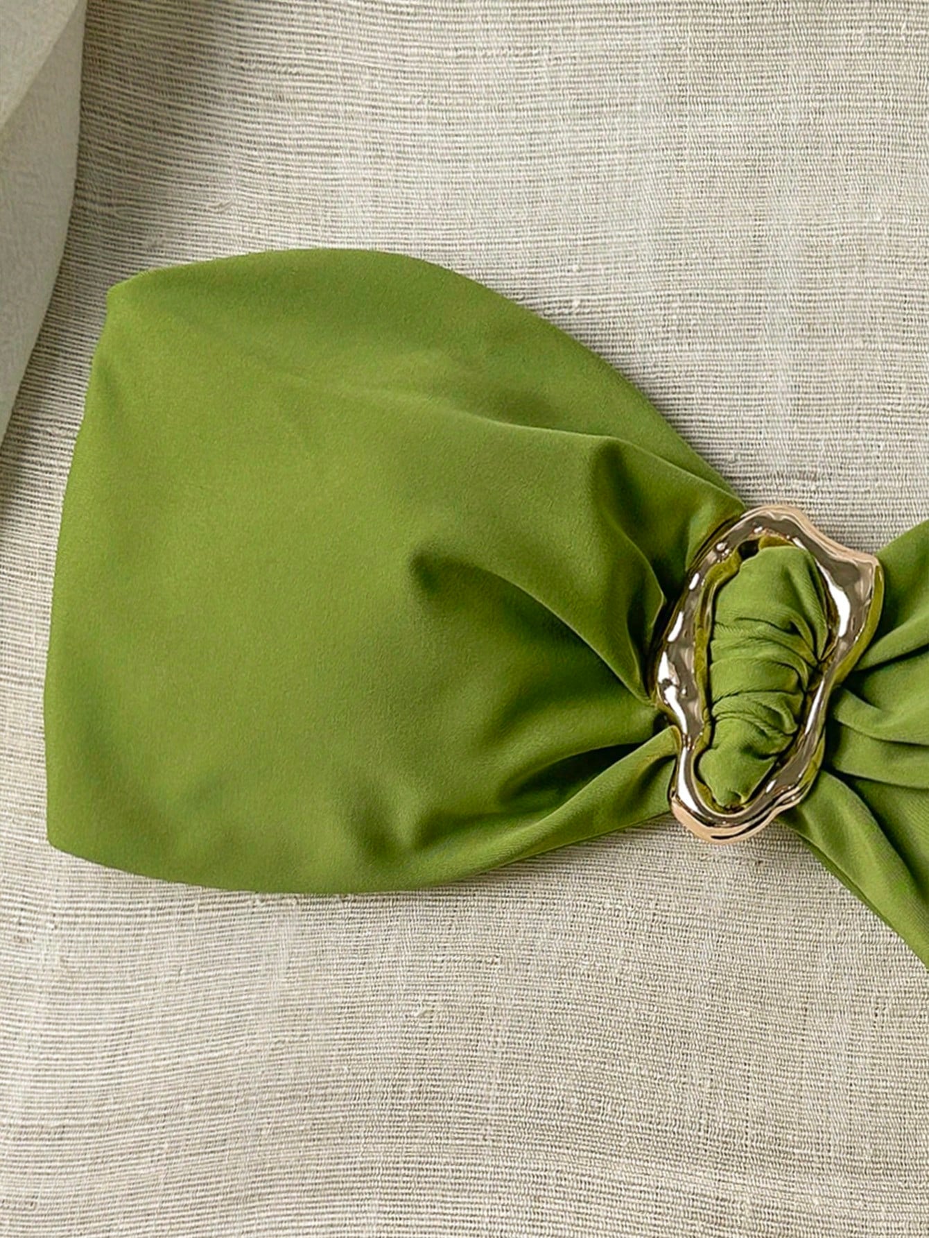 Top de bikini unie avec décoration métallique