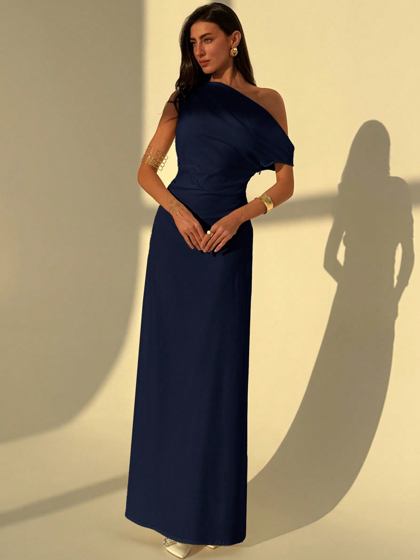 Robe asymétrique beige élégante pour bureau