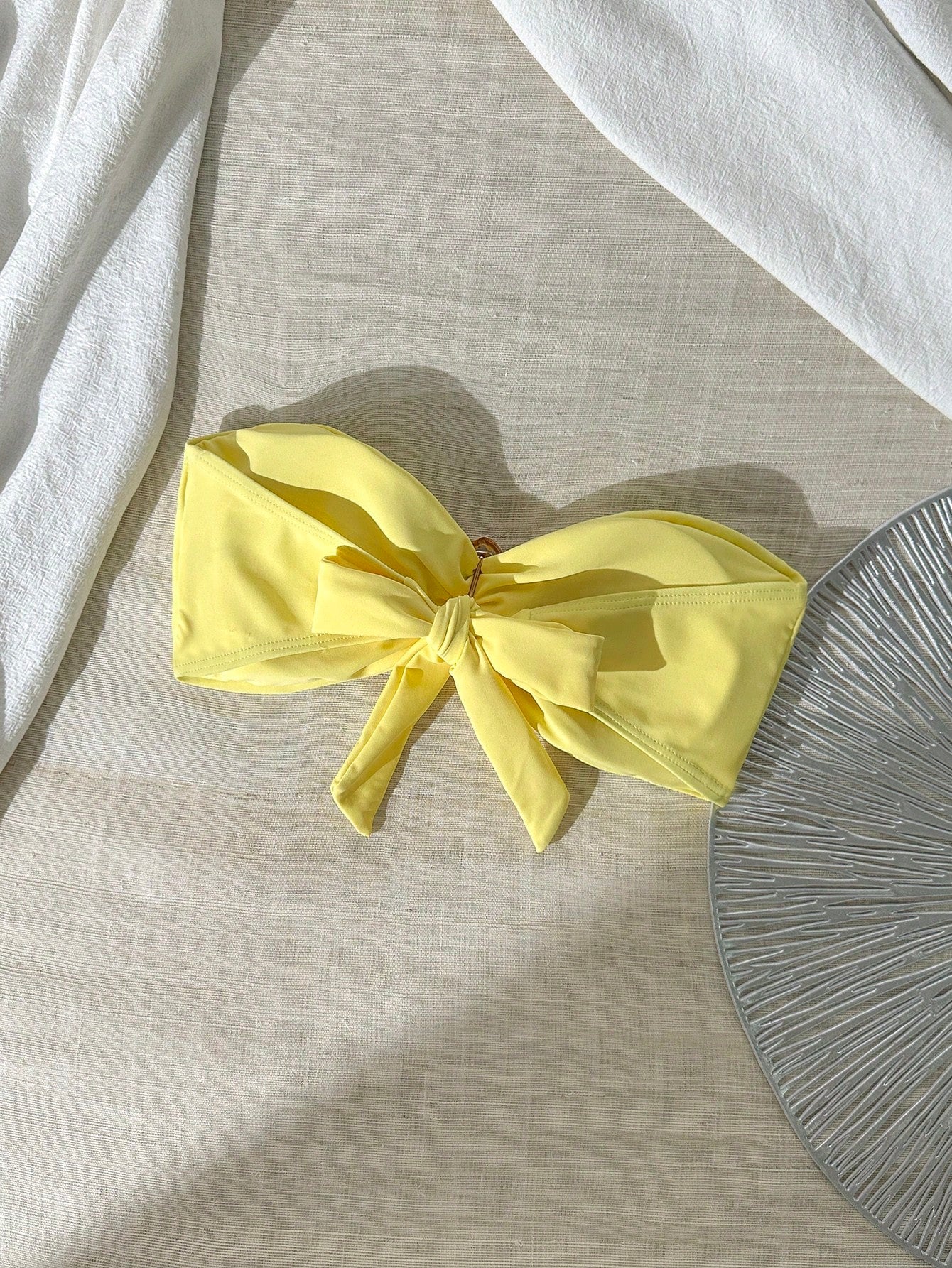 Top de bikini sans bretelles avec décoration métallique
