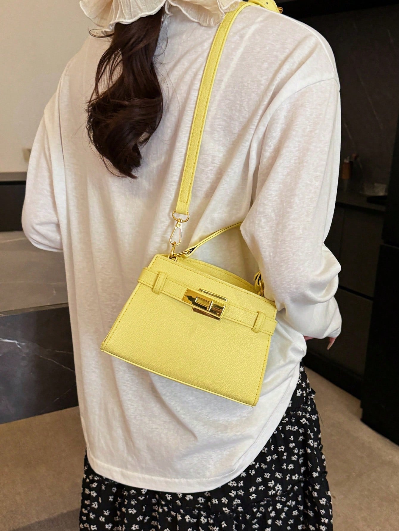 Sac à main carré jaune, sangle réglable, léger et pratique