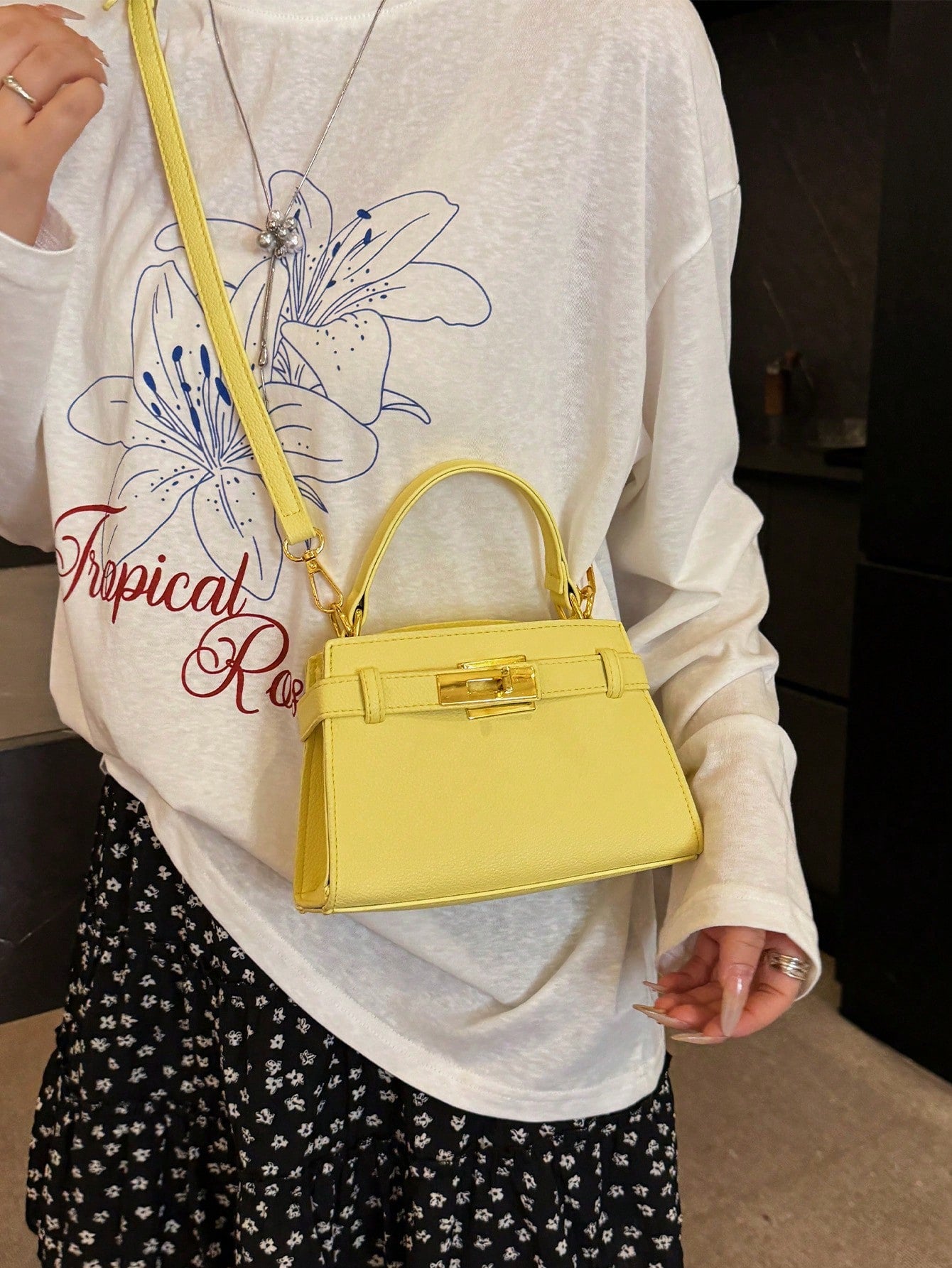 Sac à main carré jaune, sangle réglable, léger et pratique