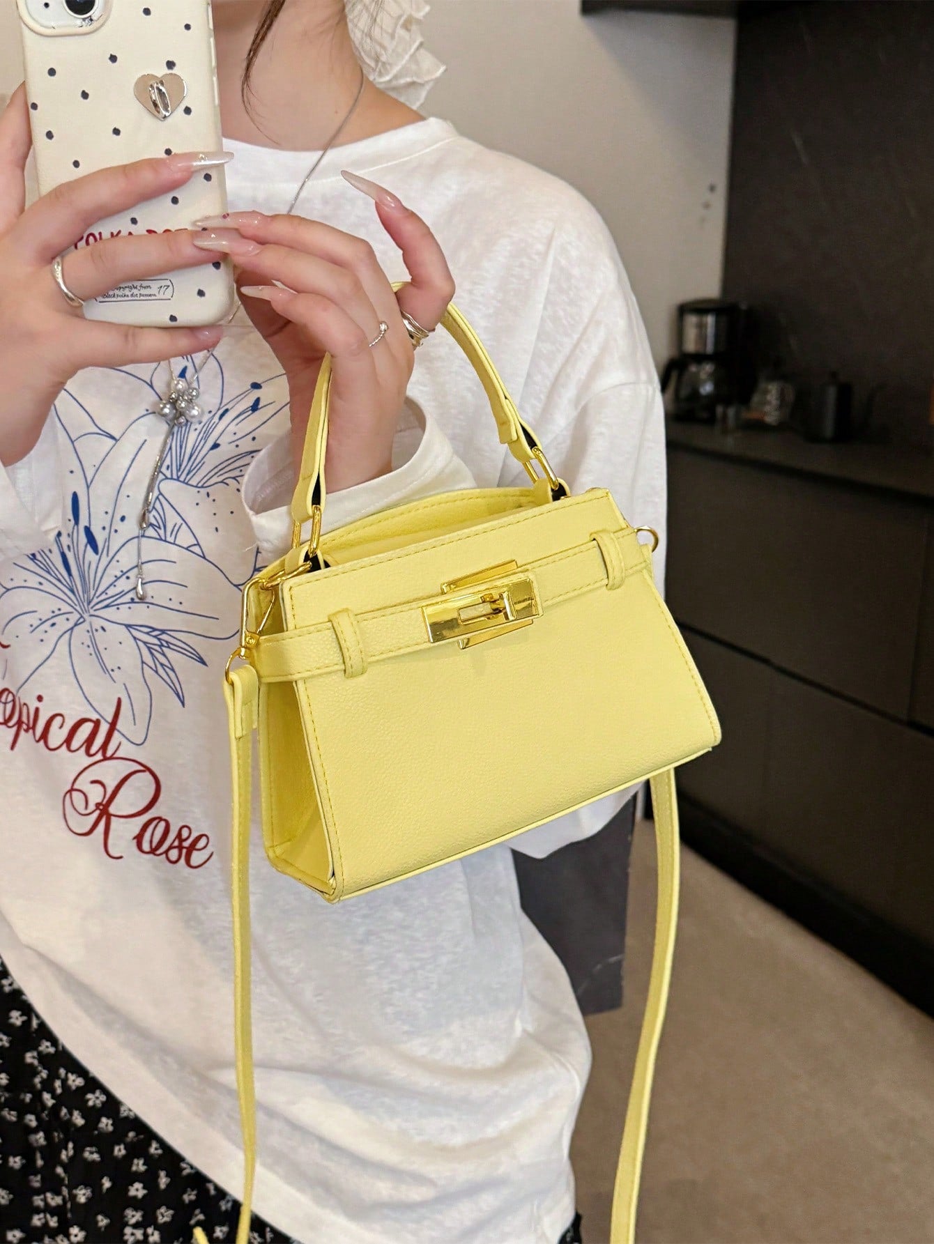 Sac à main carré jaune, sangle réglable, léger et pratique
