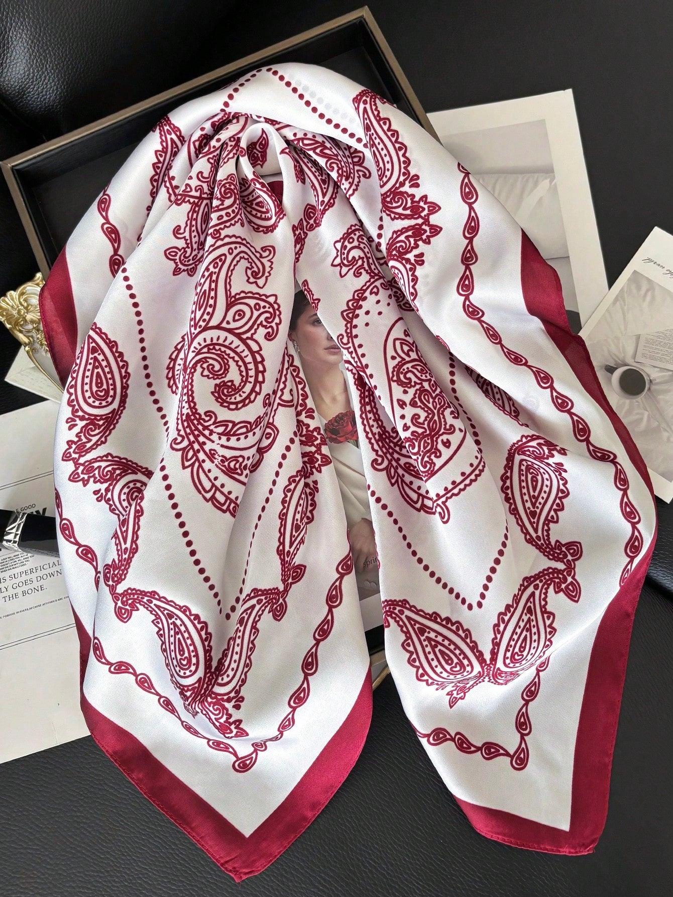 Foulard carré satin 70x70cm pour femmes - Multifonction