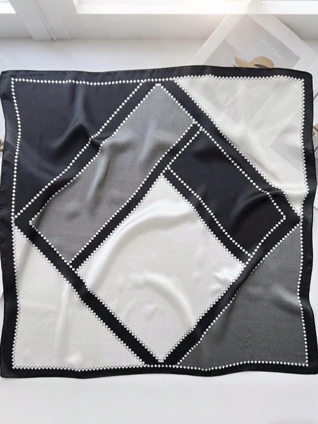 Foulard carré 70cm en faux soie imprimé cachemire