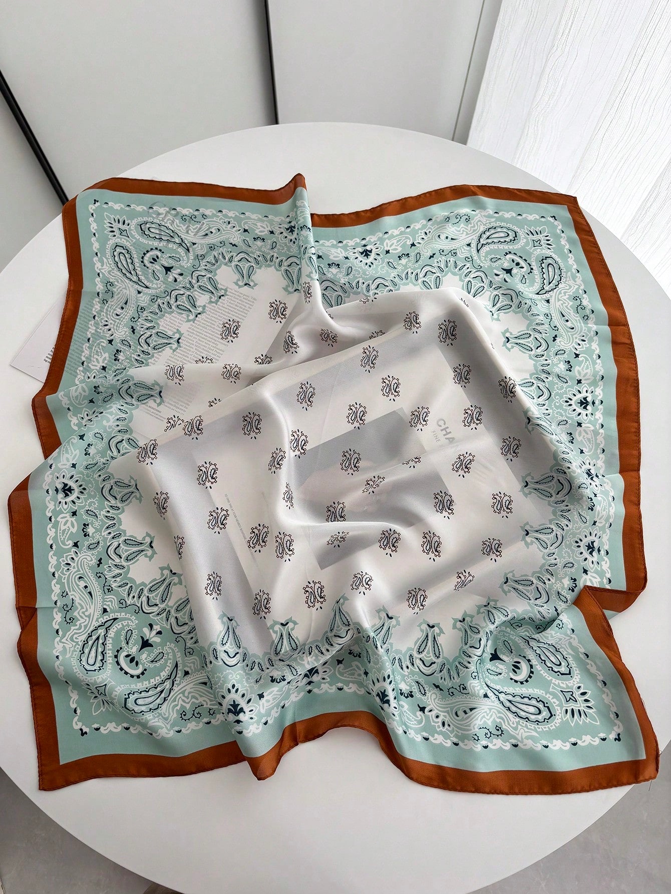 Foulard carré 70cm en faux soie imprimé cachemire