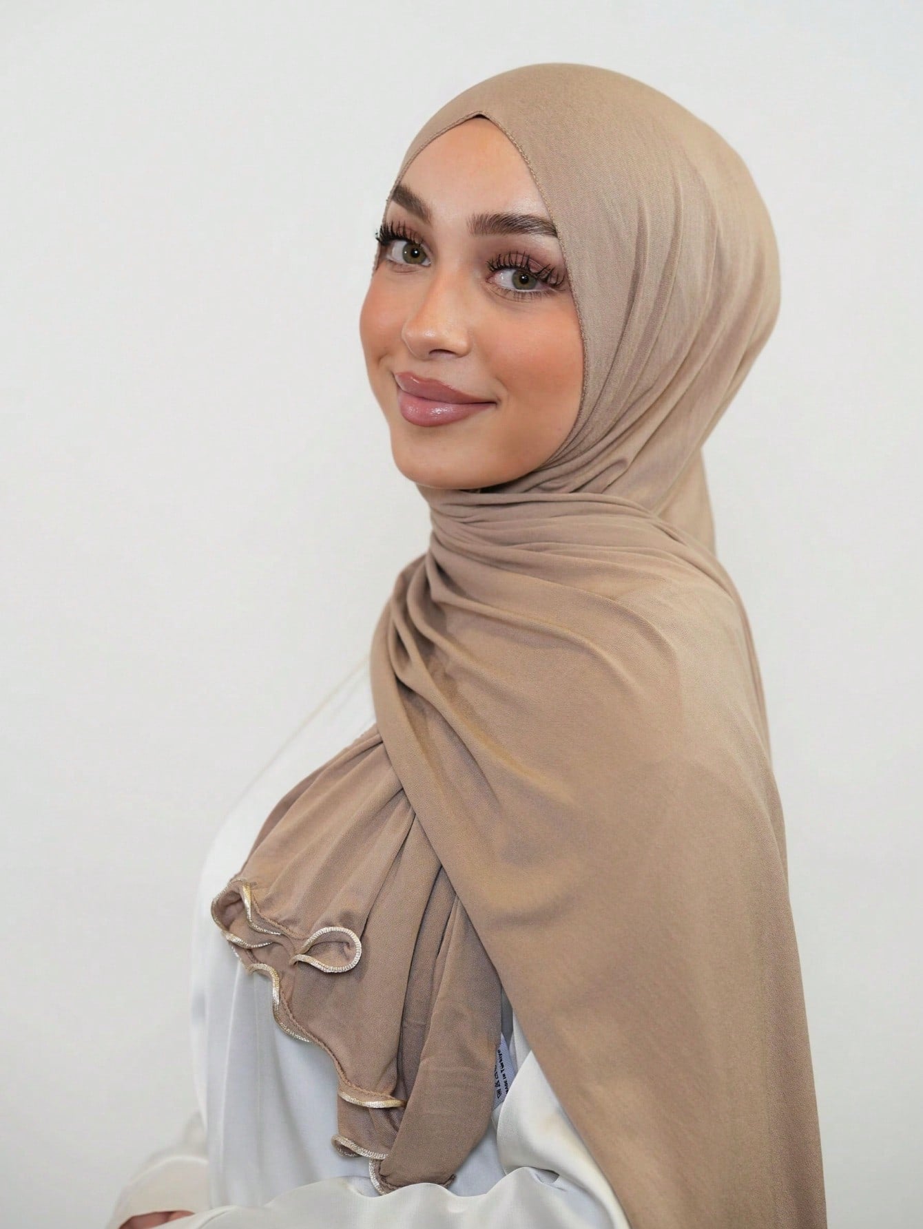 Hijab uni premium avec bord enroulé - Châle long confortable