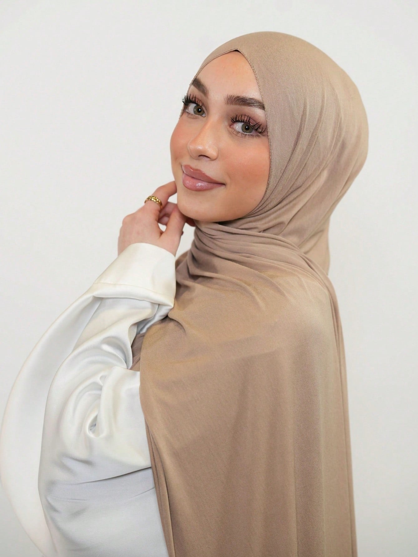 Hijab uni premium avec bord enroulé - Châle long confortable