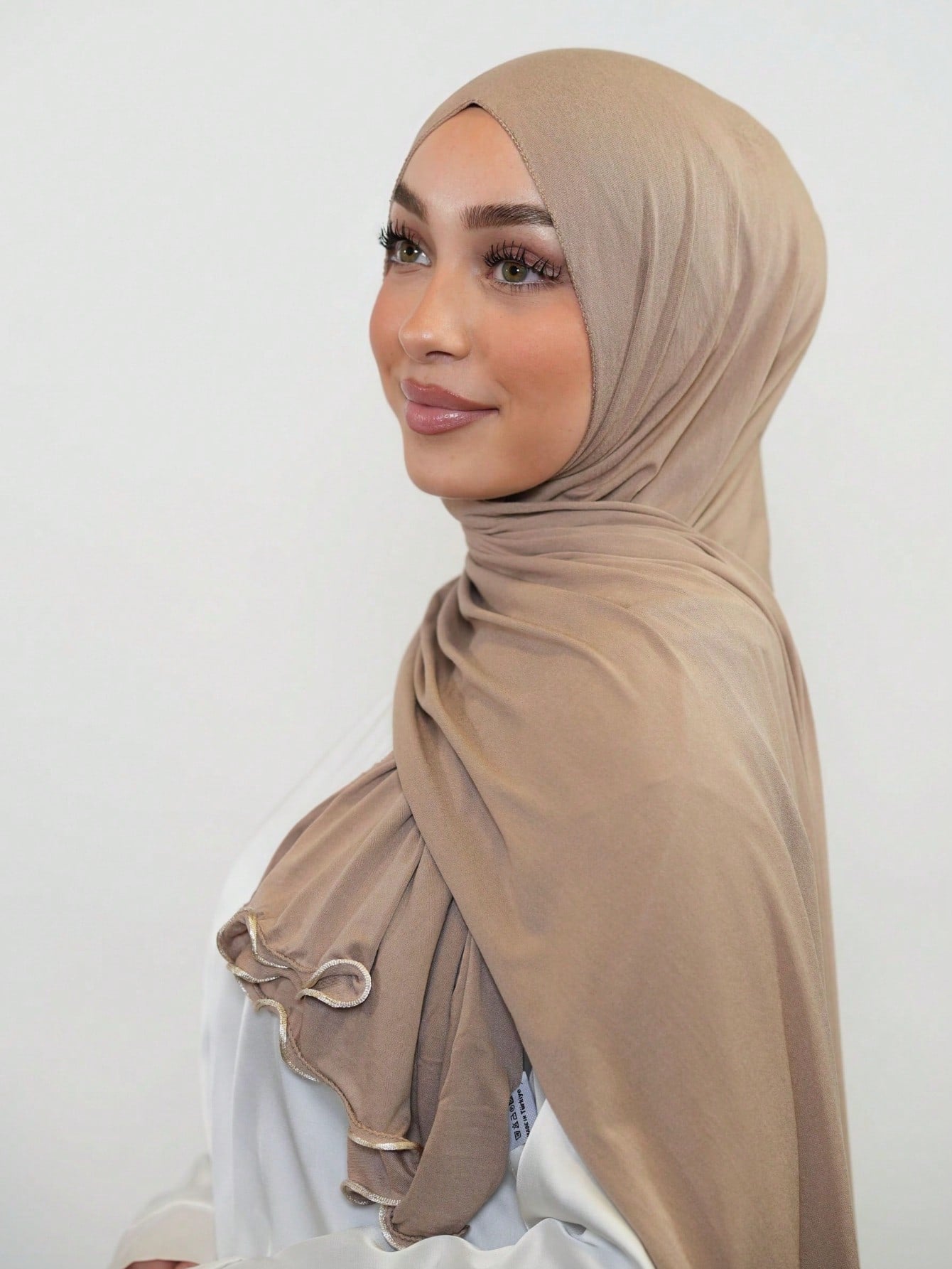 Hijab uni premium avec bord enroulé - Châle long confortable