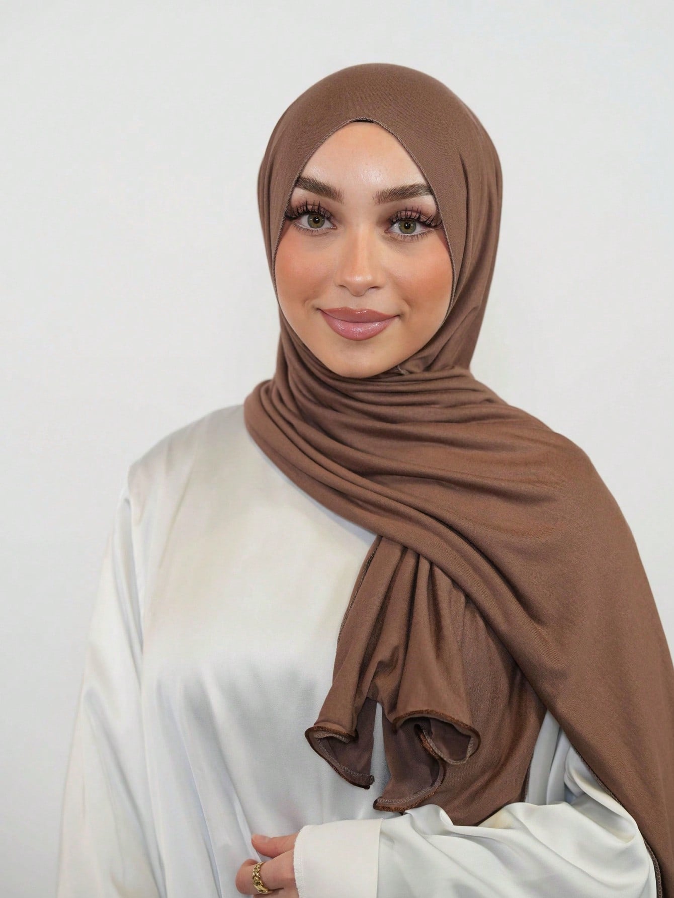 Hijab en coton viscose avec bord enroulé - Couleur unie
