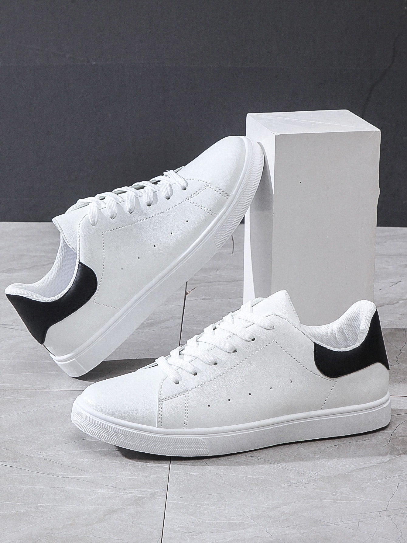 Chaussures avec chaîne de lacet détachable