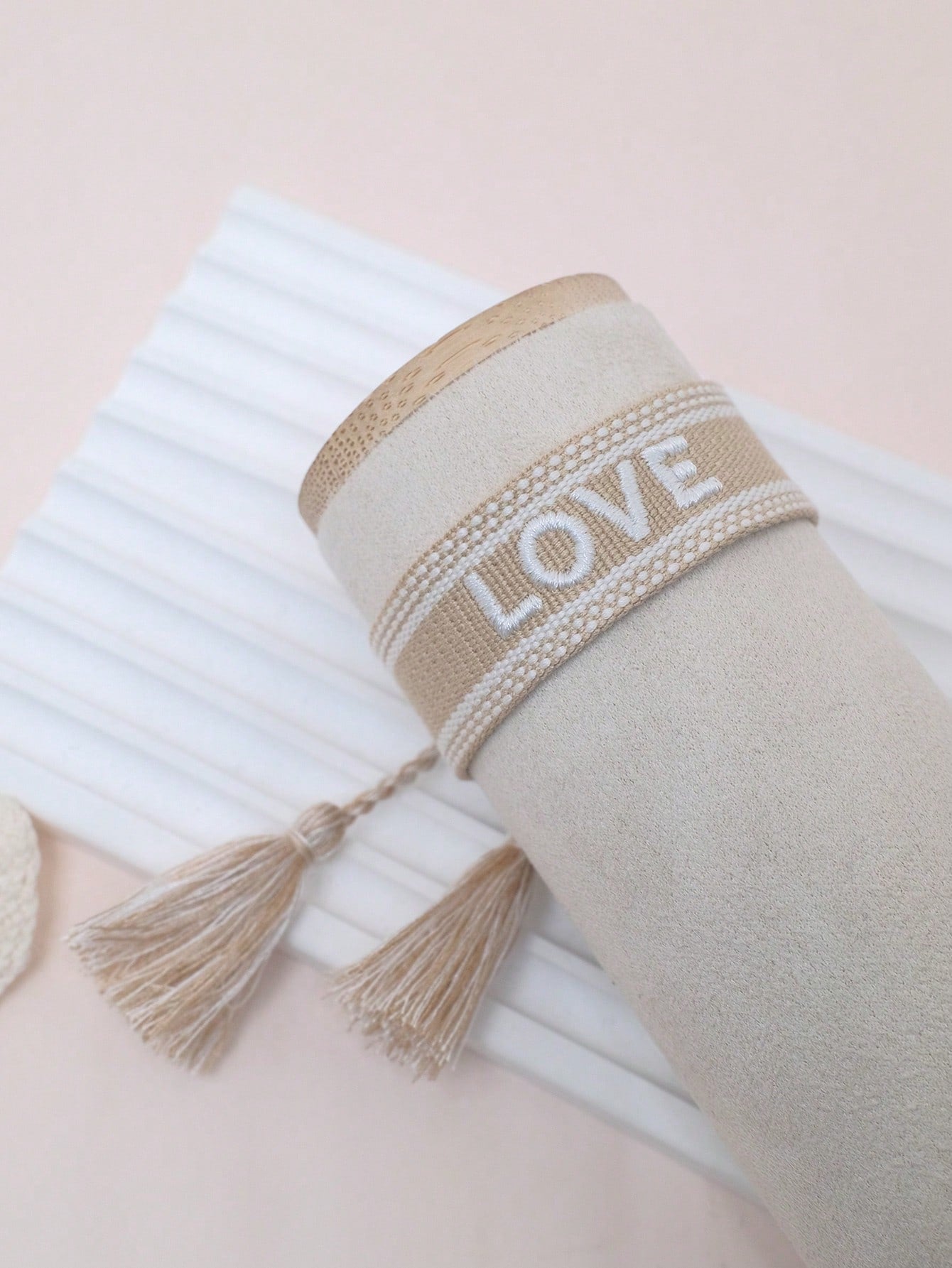 Bracelet cordelette avec pendentif lettre brodé