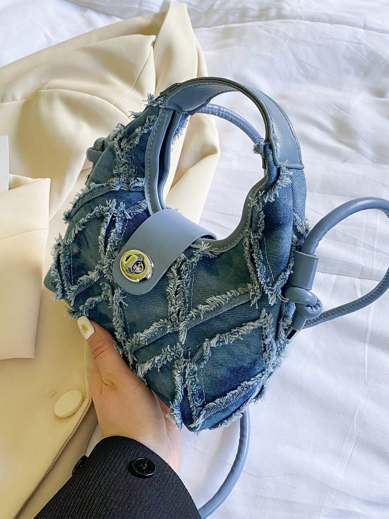 Sac hobo en denim vintage pour femmes avec serrure torsadée