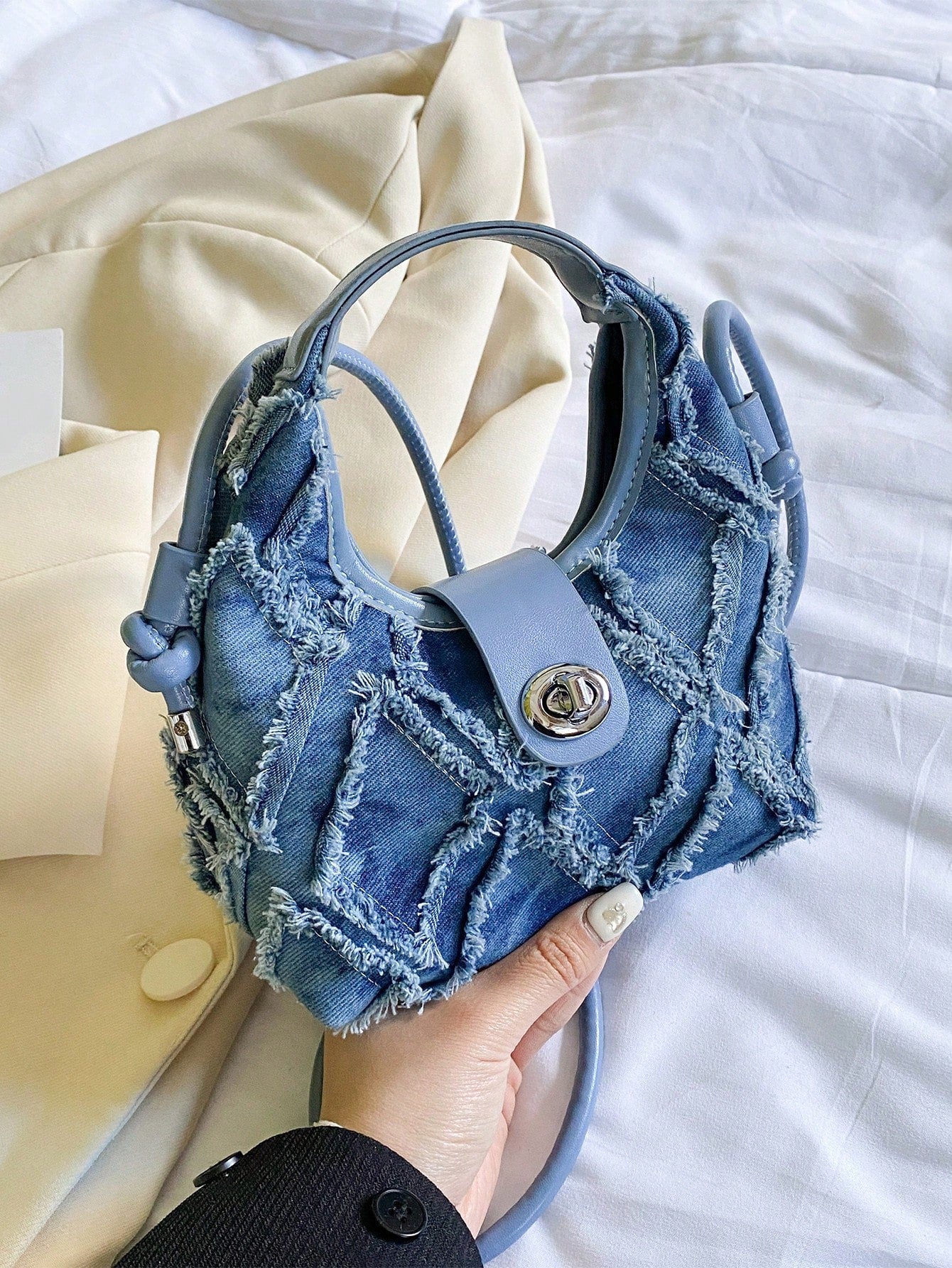 Sac hobo en denim vintage pour femmes avec serrure torsadée