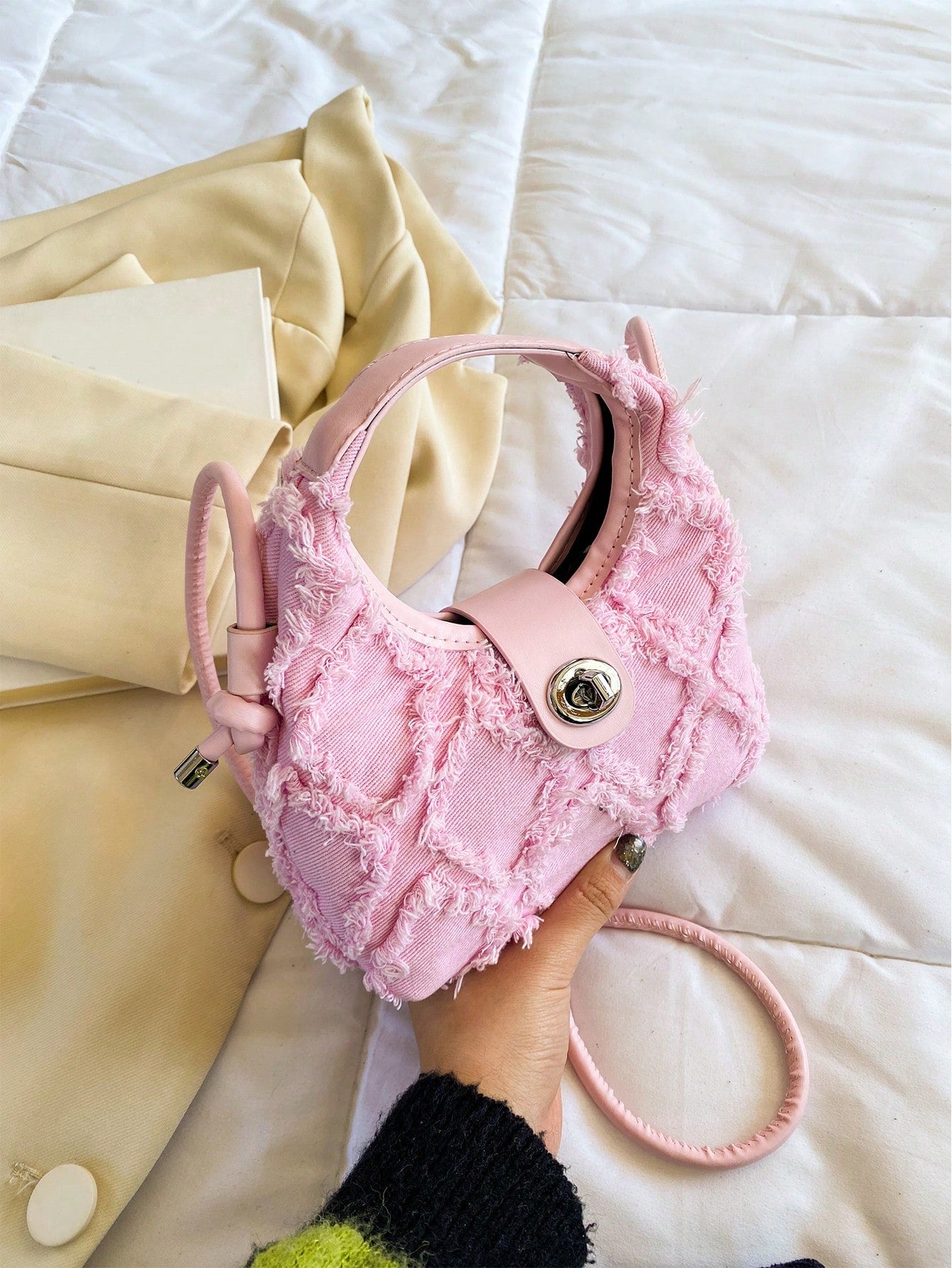 Sac hobo mini léger en cuir rose avec fermoir torsadé