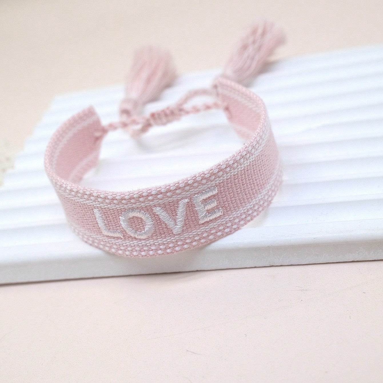 Bracelet tressé franges lettre d'amour brodée