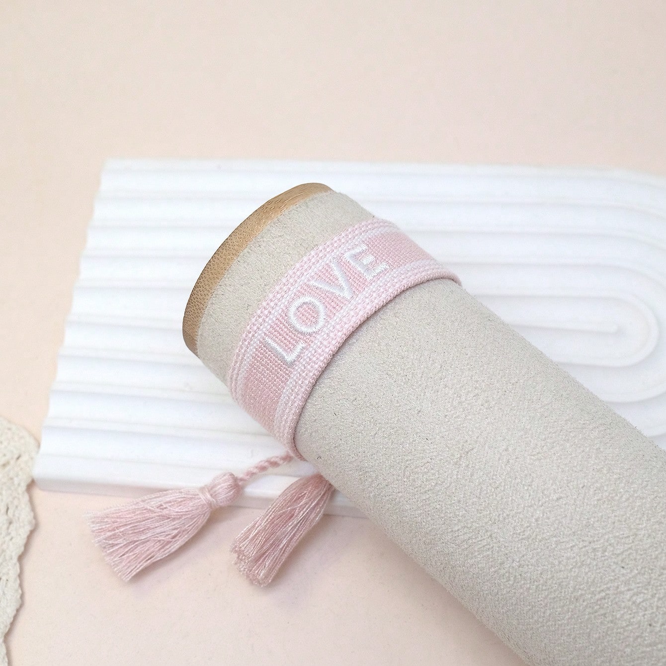 Bracelet tressé franges lettre d'amour brodée