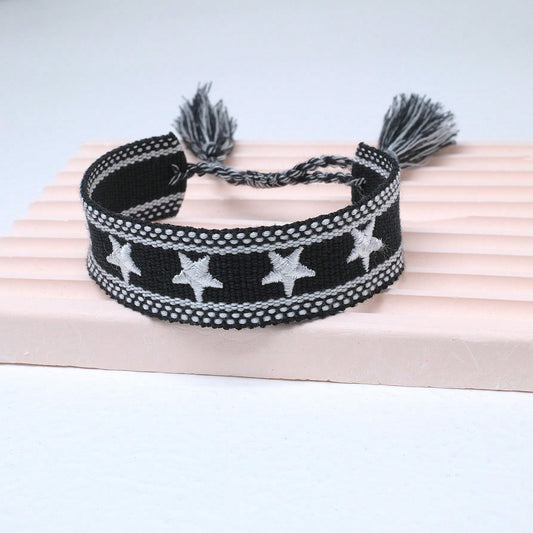 Bracelet tressé main avec étoile brodée