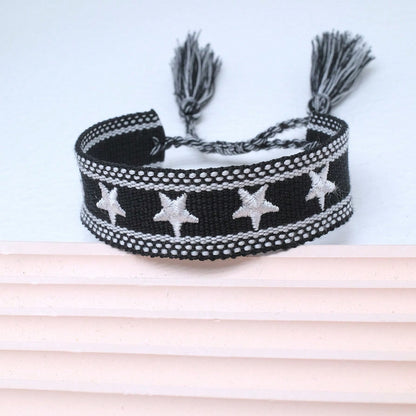 Bracelet tressé main avec étoile brodée