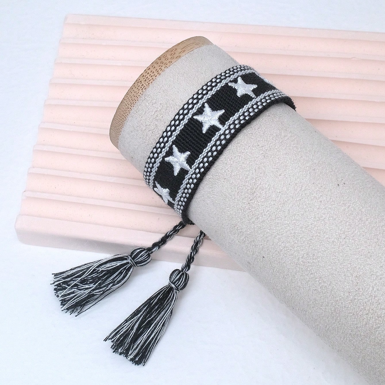 Bracelet tressé main avec étoile brodée