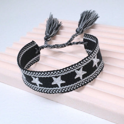 Bracelet tressé main avec étoile brodée