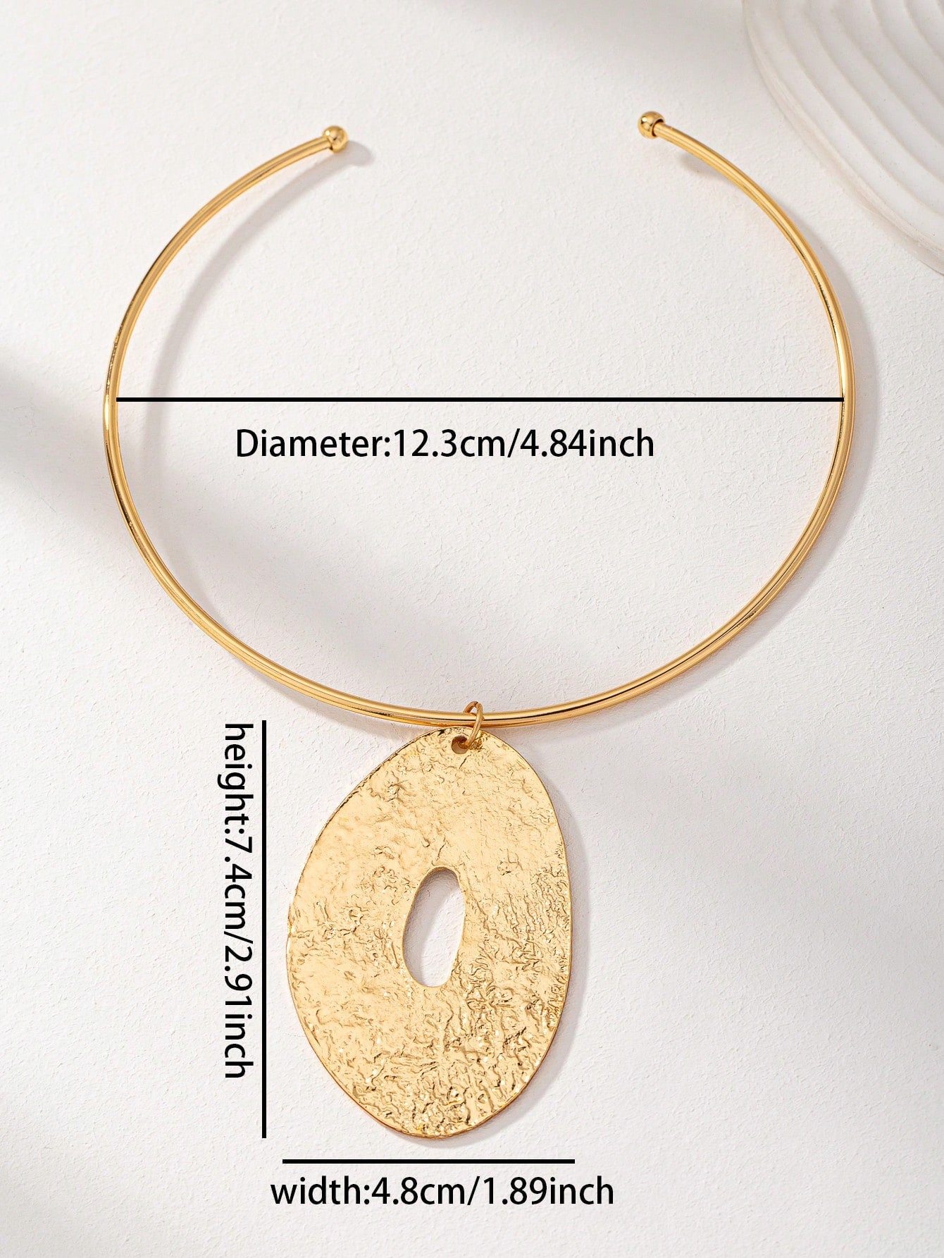 Collier ras-du-cou médaillon ovale doré pour femmes