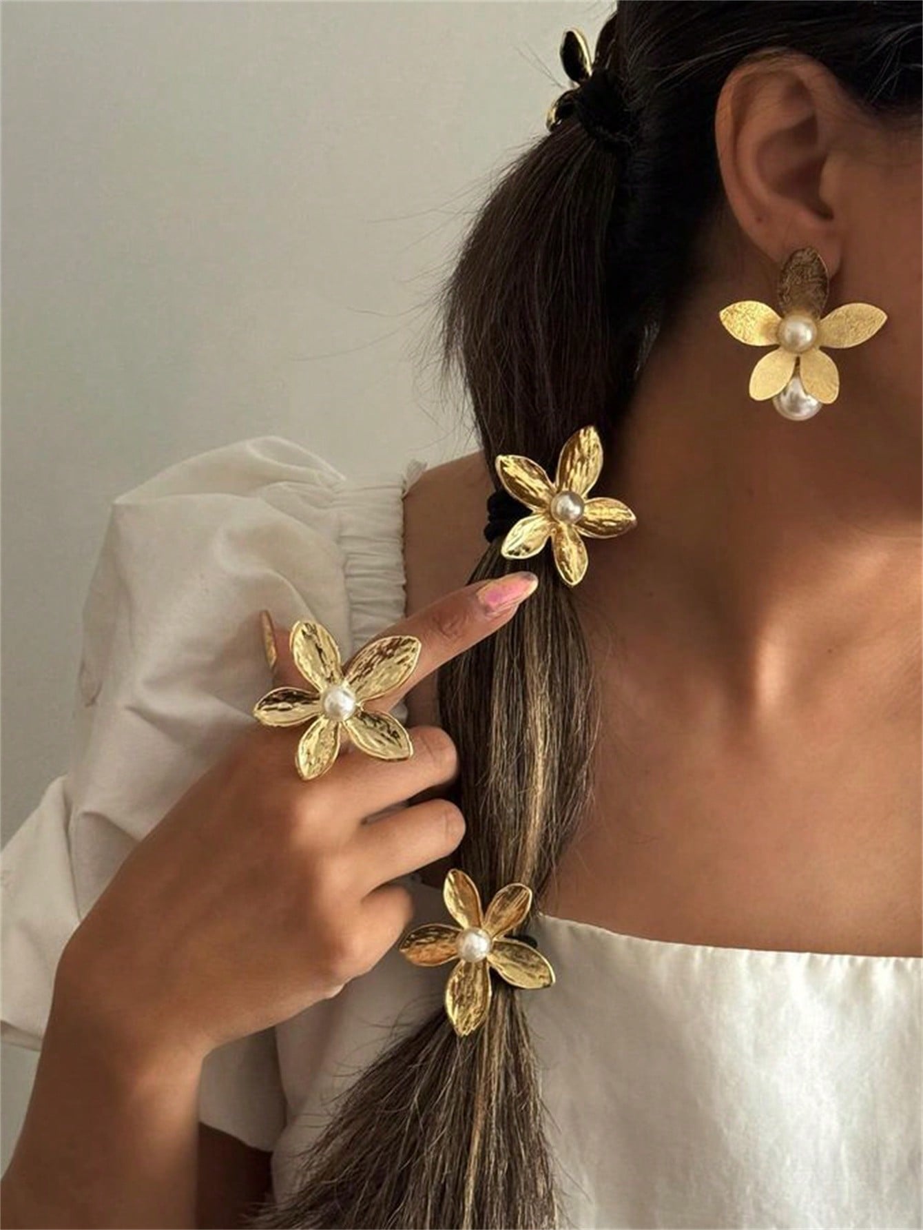 Chouchou Femme avec Fleur Métallique et Perle - Accessoire Cheveux Plage