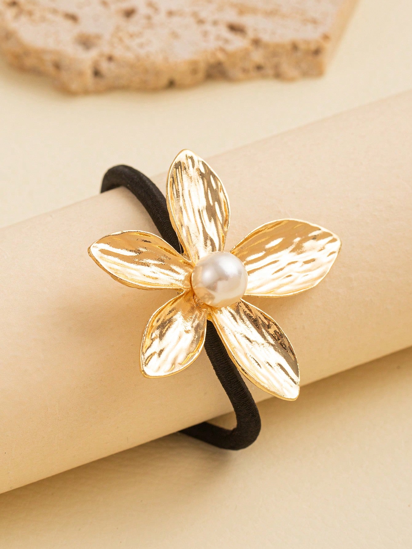 Chouchou Femme avec Fleur Métallique et Perle - Accessoire Cheveux Plage