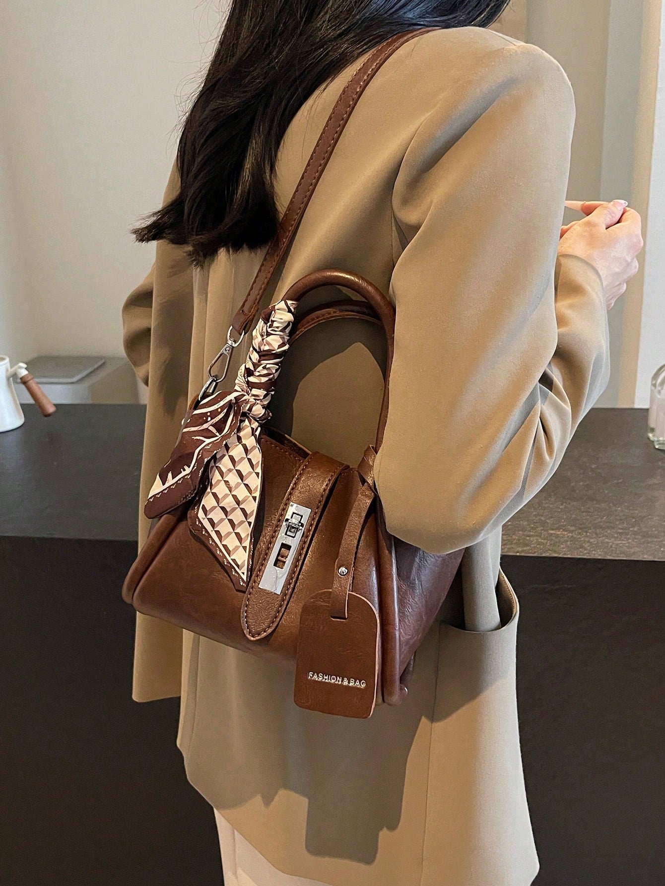 Sac fourre-tout en PU avec sangle amovible et foulard offert