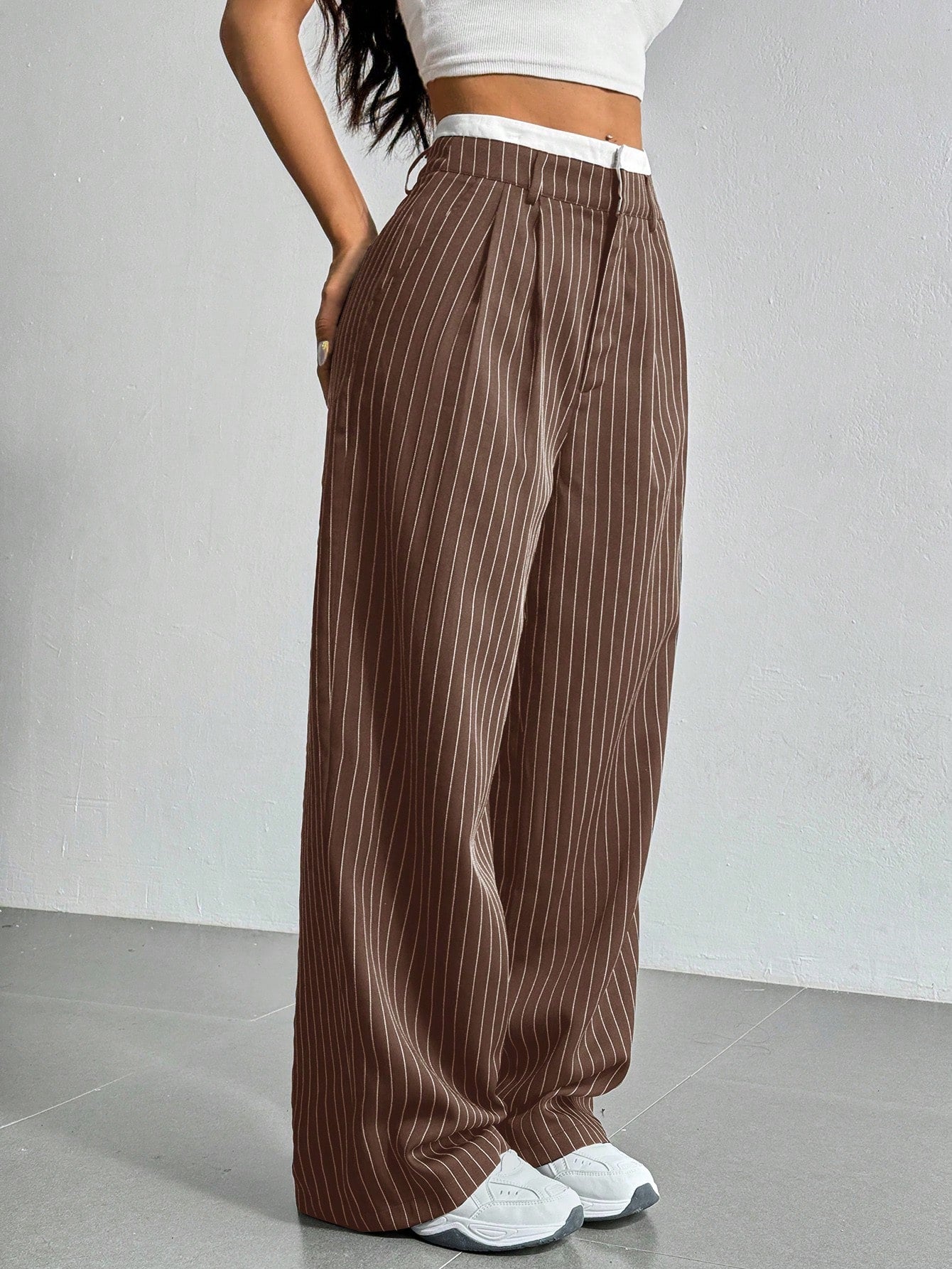 Pantalon costume large à ceinture rayée