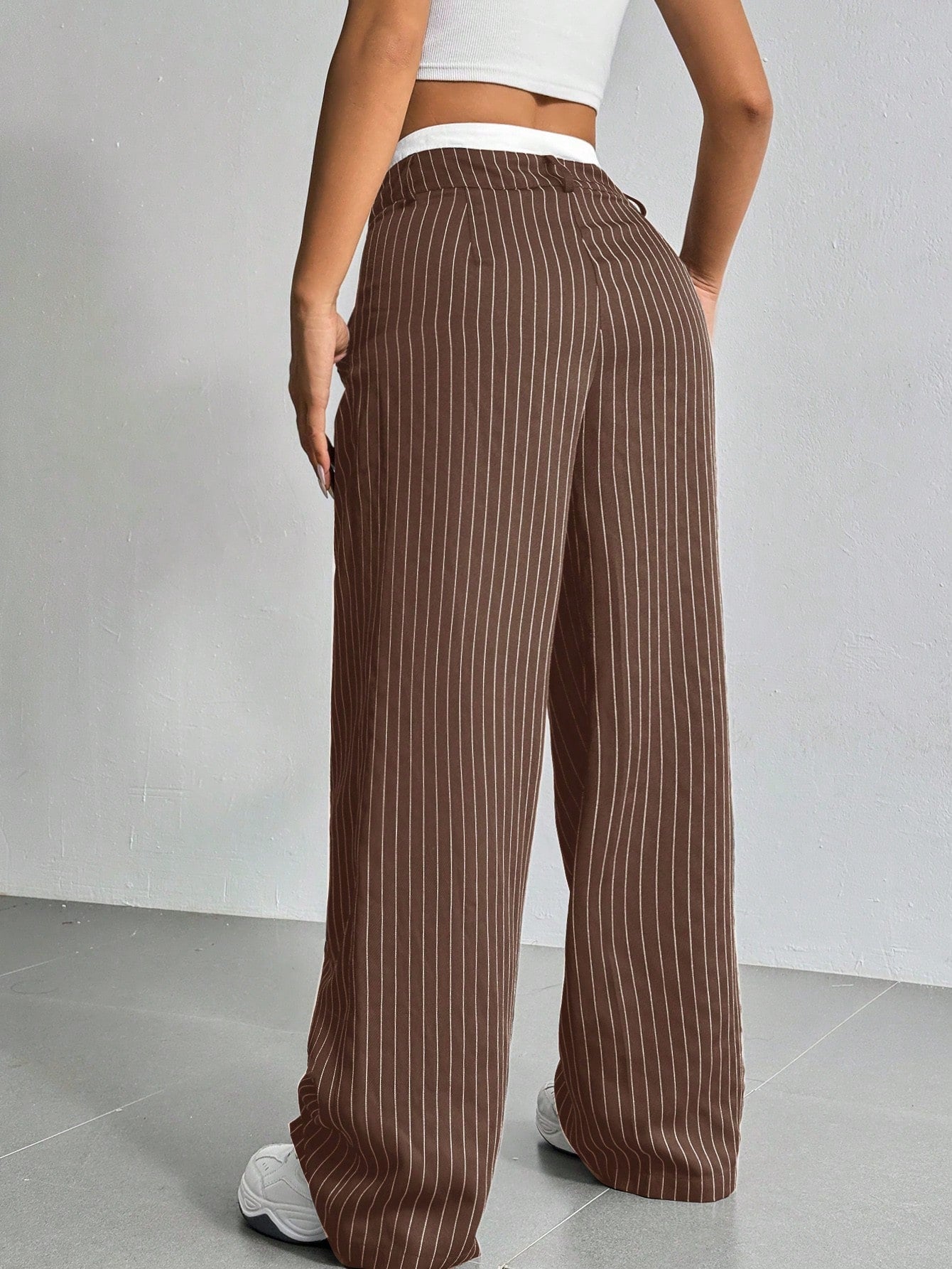 Pantalon costume large à ceinture rayée