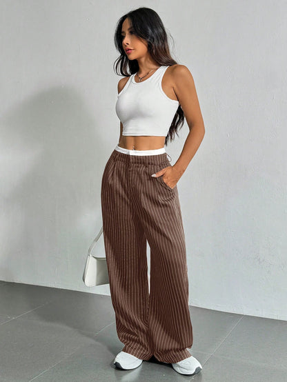 Pantalon costume large à ceinture rayée