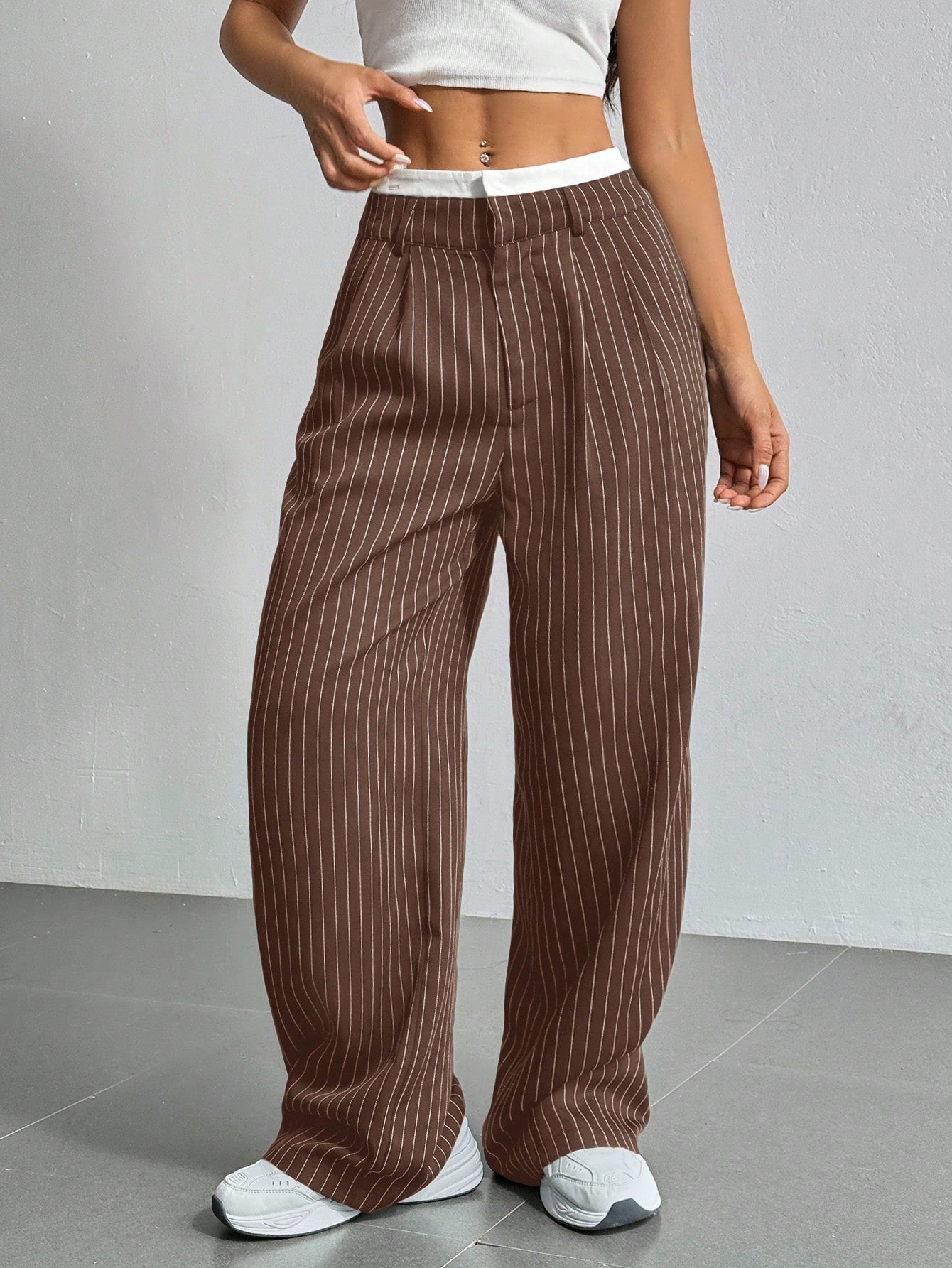 Pantalon costume large à ceinture rayée