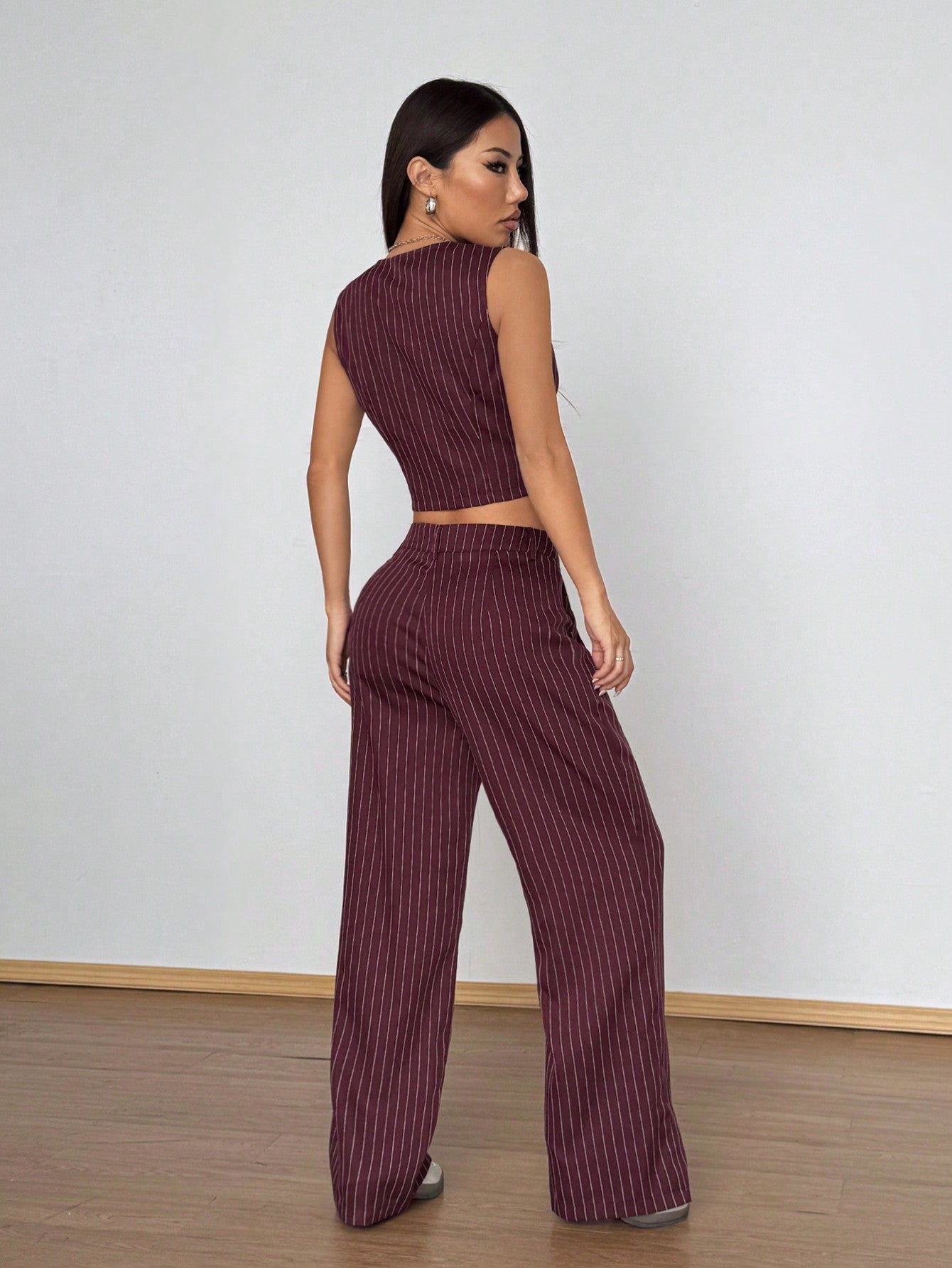 Ensemble débardeur col V et pantalon rayé - Tenue minimaliste