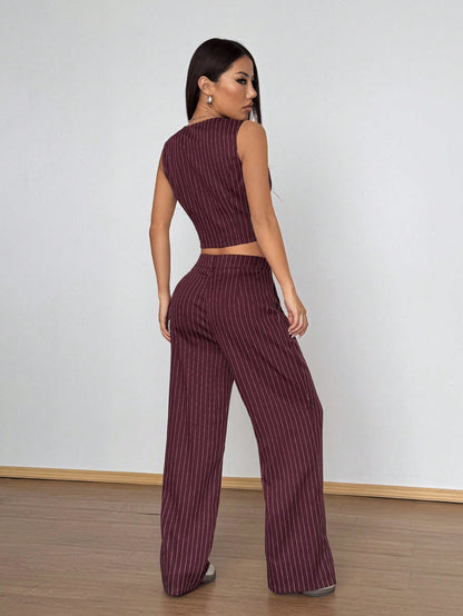 Ensemble débardeur col V et pantalon rayé - Tenue minimaliste