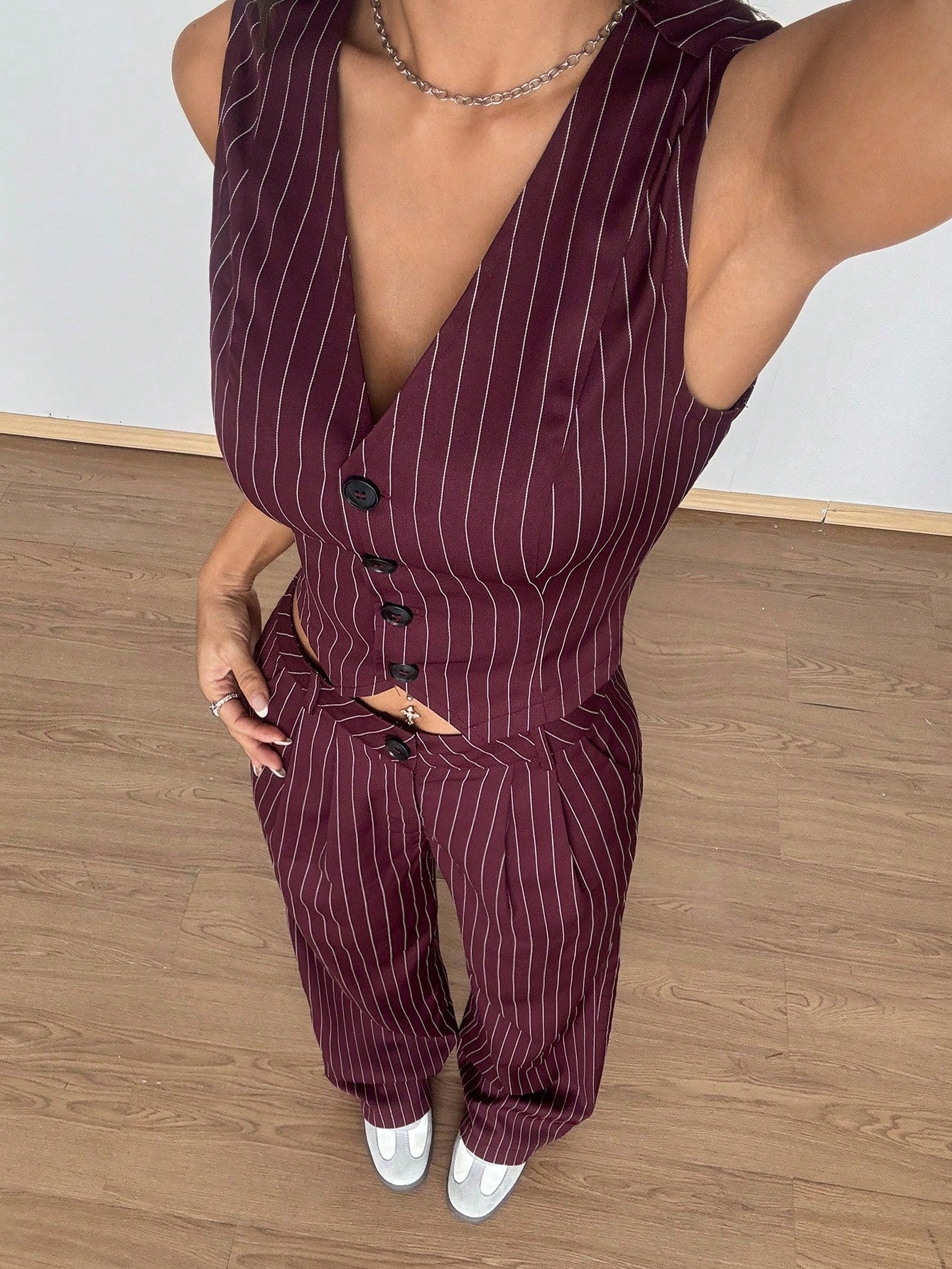 Ensemble débardeur col V et pantalon rayé - Tenue minimaliste