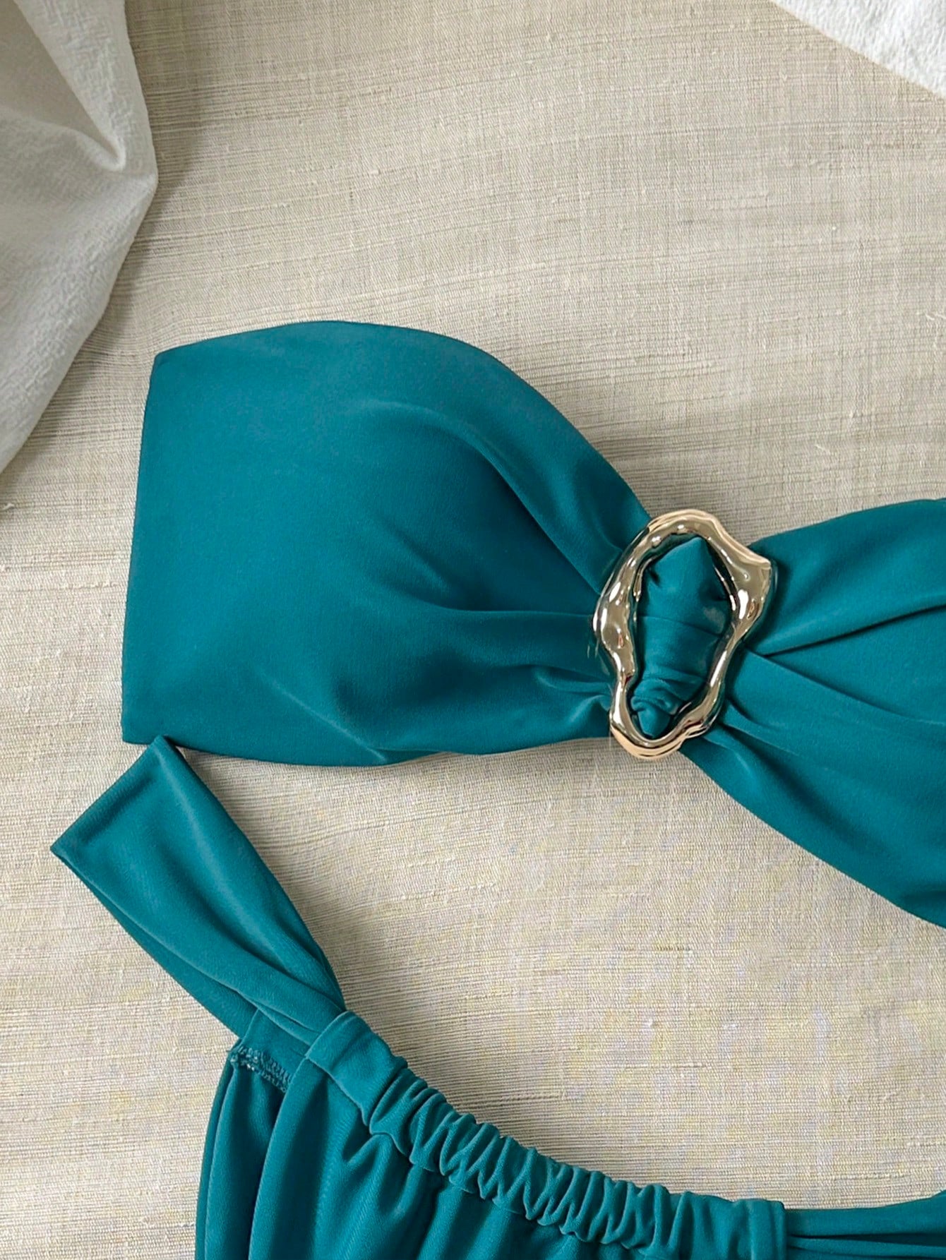 Bikini bandeau unicolore avec décoration métallique